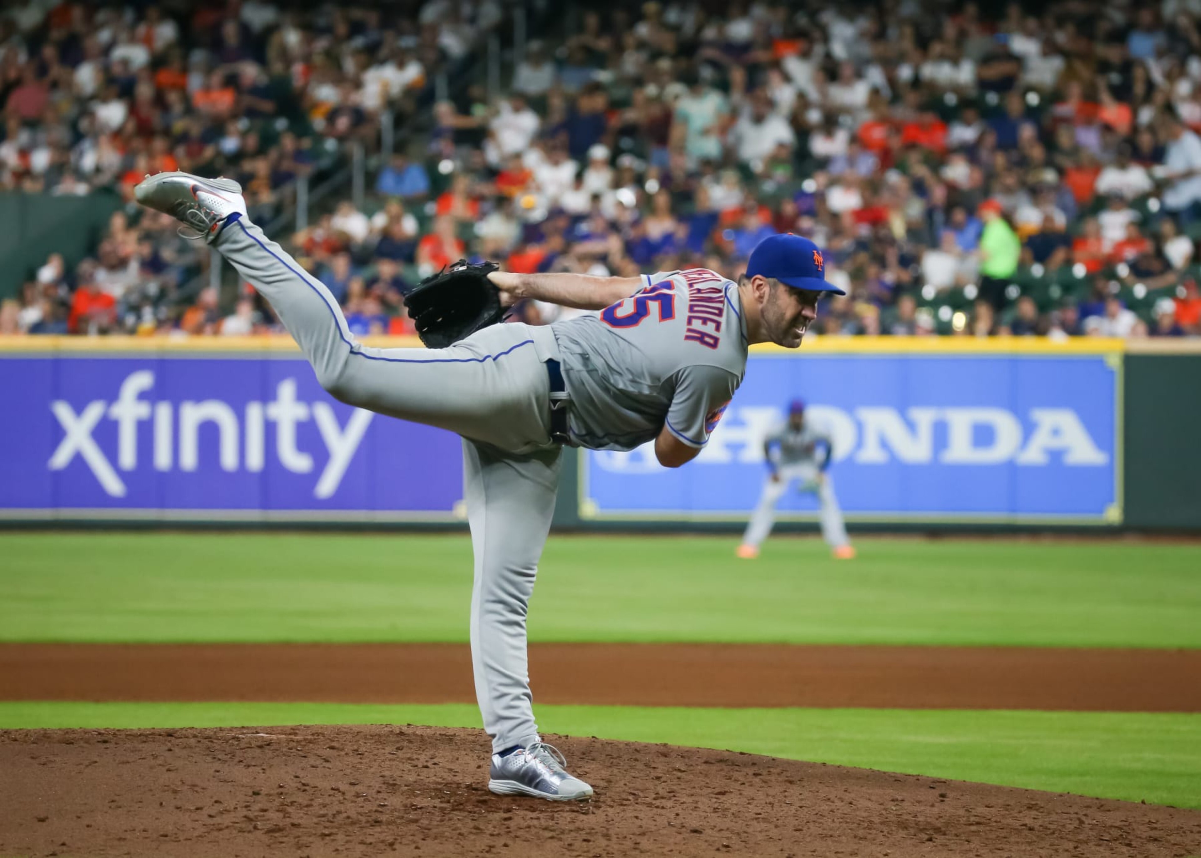 HOUSTON, TX - JUNE 20:  New York Mets starting pitcher Justin Verlander (35) watches the pitch in the bottom of the sixth inning during the MLB game between the New York Mets and Houston Astros on June 20, 2023 at Minute Maid Park in Houston, Texas.  (Photo by Leslie Plaza Johnson/Icon Sportswire via Getty Images)