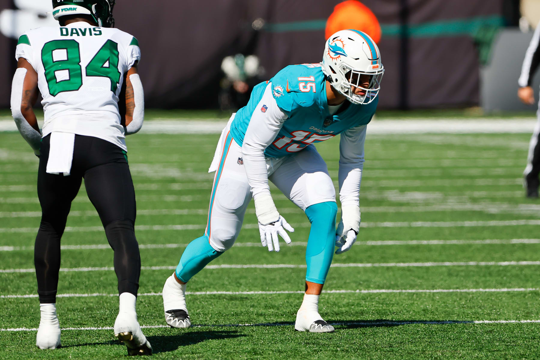EAST RUTHERFORD, NJ - OCTOBER 09:  Miami Dolphins linebacker Jaelan Phillips (15) during the National Football League game between the New York Jets and Miami Dolphins on October 9, 2022 at MetLife Stadium in East Rutherford, New Jersey.(Photo by Rich Graessle/Icon Sportswire via Getty Images)