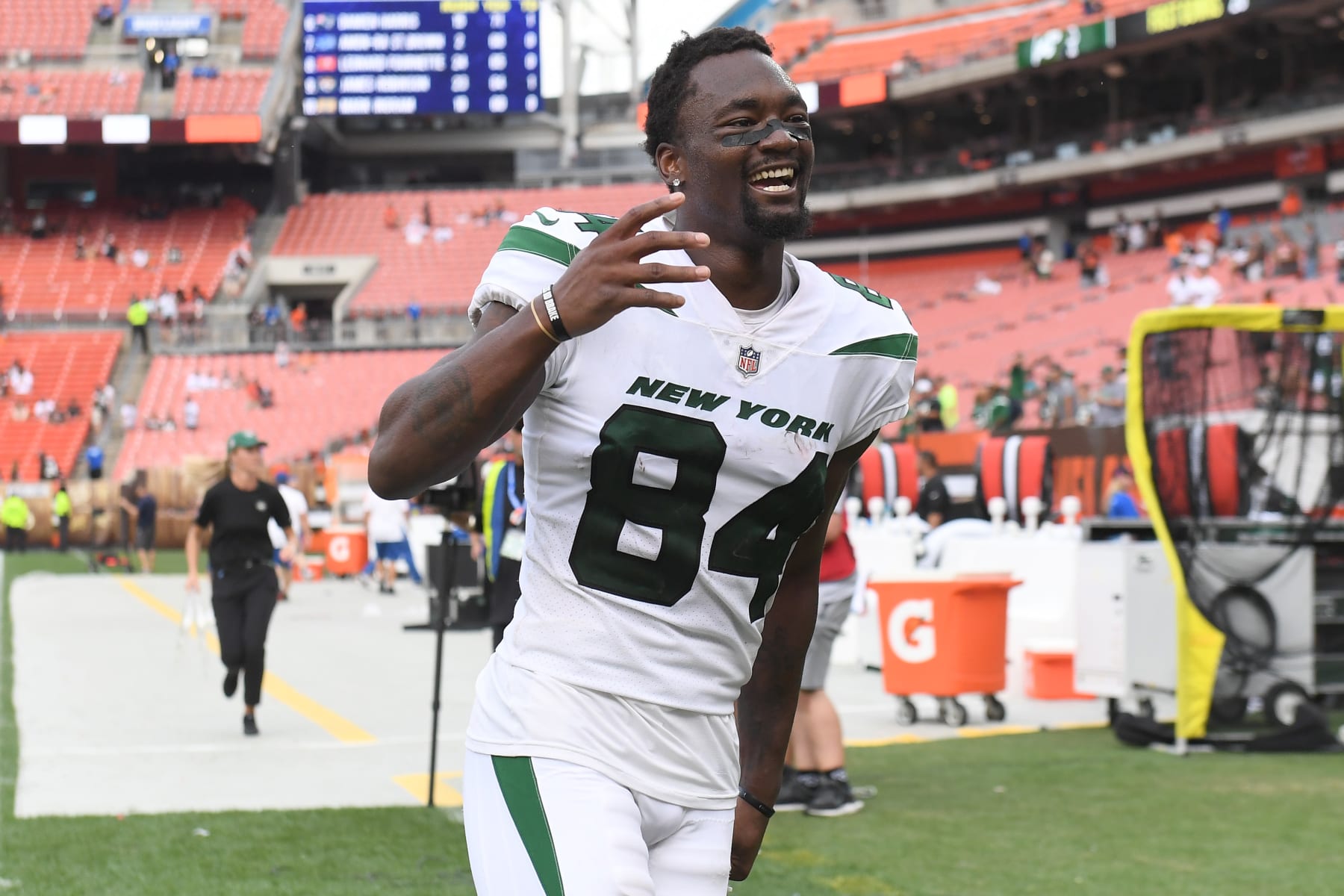 CLEVELAND, OHIO - SEPTEMBER 18: Corey Davis #84 of the New York Jets reacts as he runs off the field after their 31-30 win against the Cleveland Browns at FirstEnergy Stadium on September 18, 2022 in Cleveland, Ohio. (Photo by Nick Cammett/Getty Images)