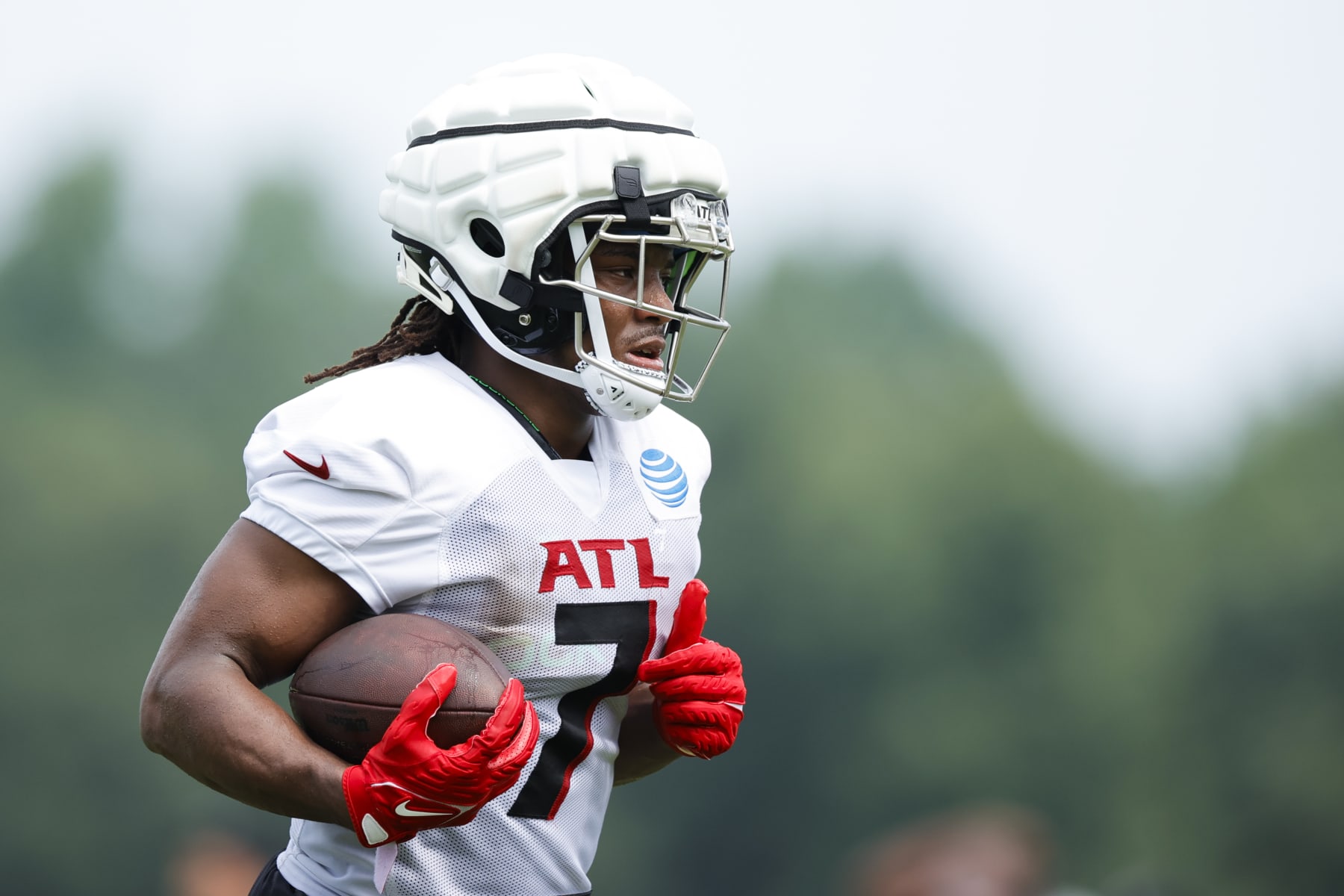 Atlanta Falcons running back Bijan Robinson (7) runs a drill during the NFL football team's training camp, Saturday, July 29, 2023, in Flowery Branch, Ga. (AP Photo/Alex Slitz)