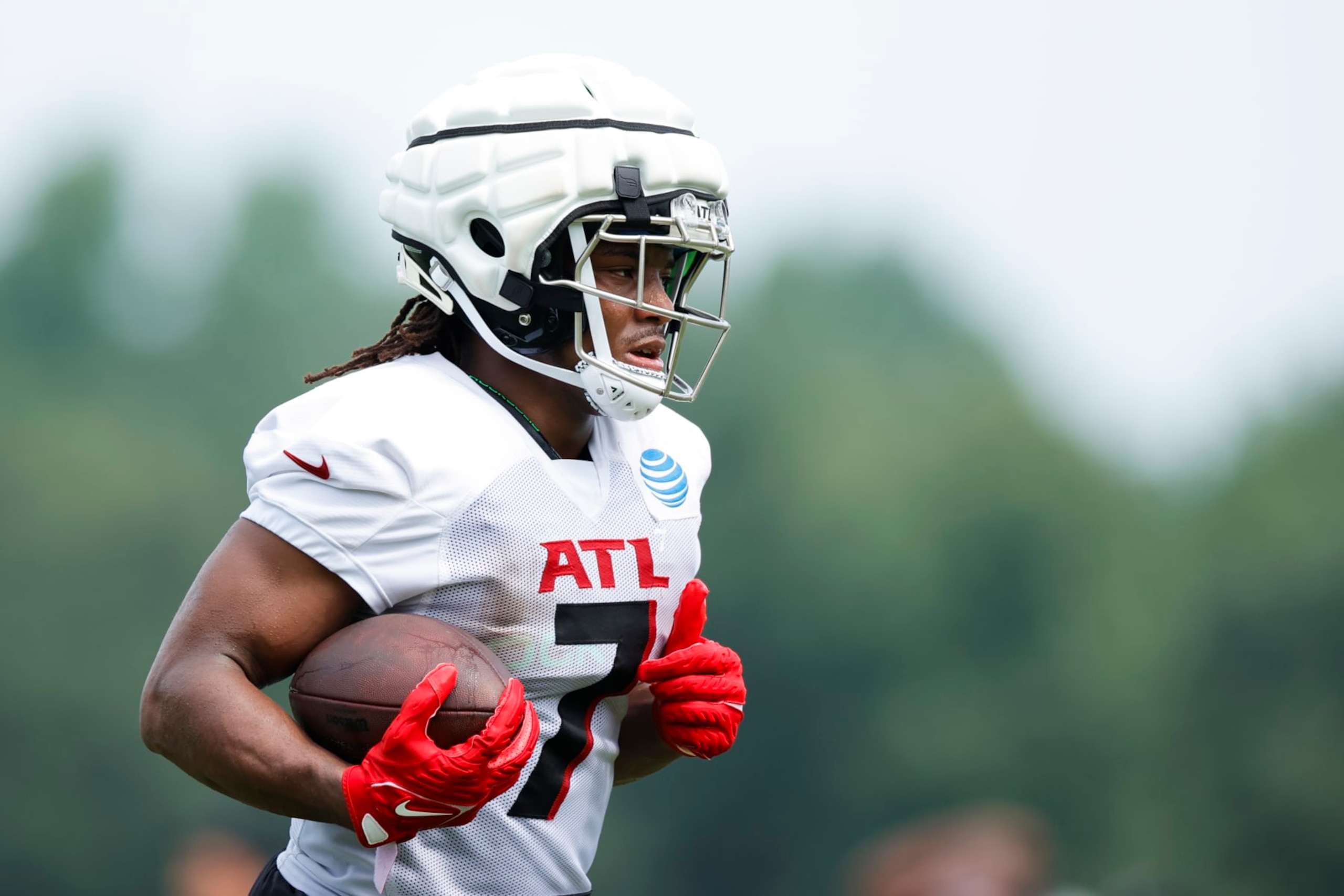 Atlanta Falcons running back Bijan Robinson (7) runs a drill during the NFL football team's training camp, Saturday, July 29, 2023, in Flowery Branch, Ga. (AP Photo/Alex Slitz)
