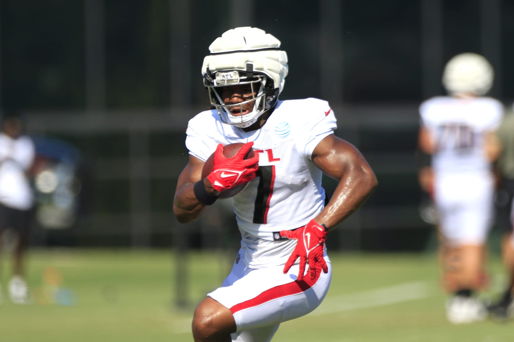 FLOWERY BRANCH, GA - AUGUST 05: Atlanta Falcons running back Bijan Robinson #7 runs a route during Atlanta Falcons training camp on August 5, 2023 at IBM Performance Field in Flowery Branch, GA.(Photo by Jeff Robinson/Icon Sportswire via Getty Images)