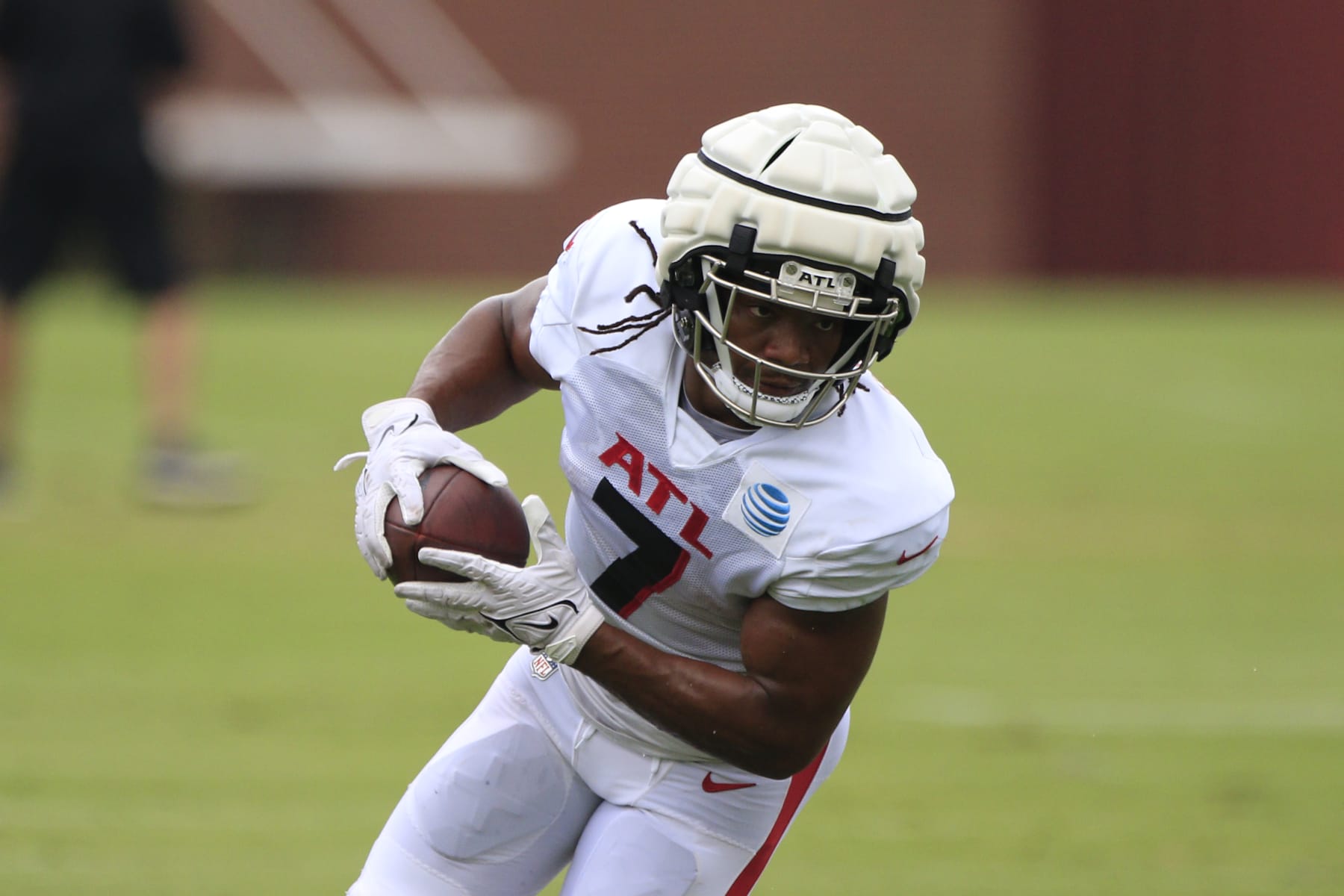 FLOWERY BRANCH, GA - AUGUST 04: Atlanta Falcons running back Bijan Robinson #7 catches a pass during Atlanta Falcons training camp on August 4, 2023 at IBM Performance Field in Flowery Branch, GA. (Photo by Jeff Robinson/Icon Sportswire via Getty Images)
