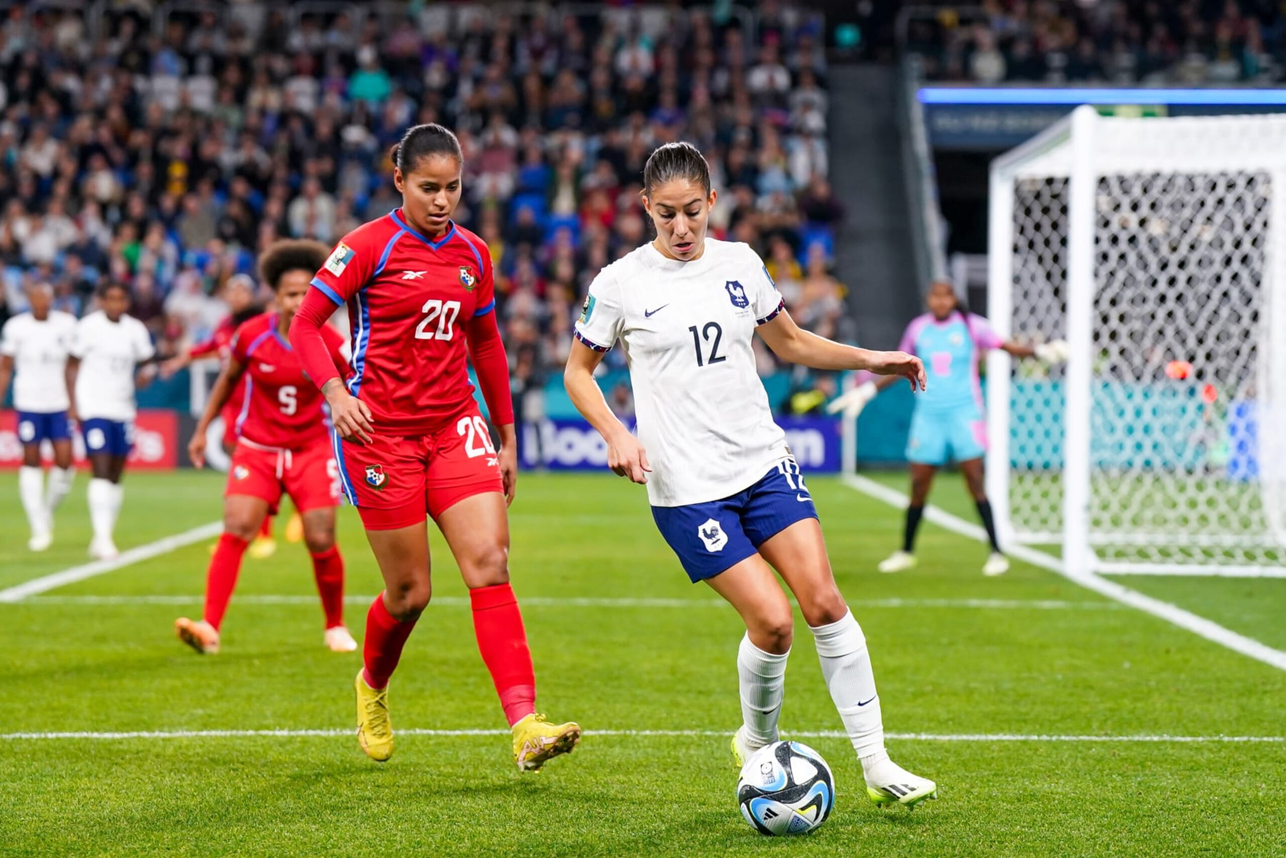 SYDNEY, AUSTRALIA - AUGUST 2: Aldrith Quintero #20 of Panama and Clara Mateo #12 of France battle for the ball (duel) during a FIFA World Cup 2023 Group F match between Panama and France at Sydney Football Stadium on September 2, 2023 in Sydney, Australia. (Photo by Daniela Porcelli/ISI Photos/Getty Images)