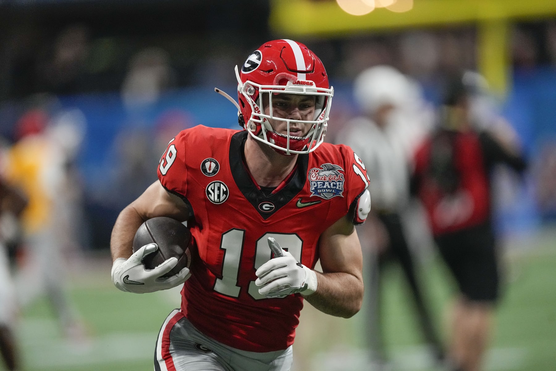 Georgia tight end Brock Bowers (19) warms up before the Peach Bowl NCAA college football semifinal playoff game between Georgia and Ohio State, Saturday, Dec. 31, 2022, in Atlanta. (AP Photo/John Bazemore)