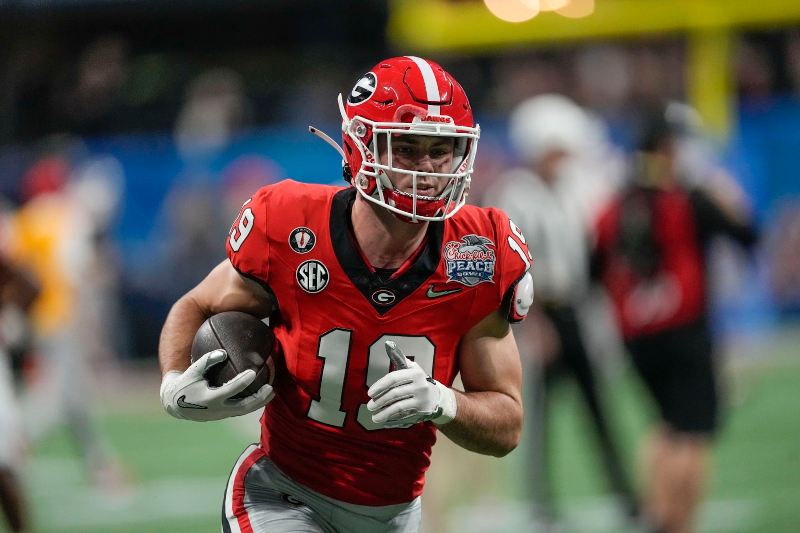 Georgia tight end Brock Bowers (19) warms up before the Peach Bowl NCAA college football semifinal playoff game between Georgia and Ohio State, Saturday, Dec. 31, 2022, in Atlanta. (AP Photo/John Bazemore)