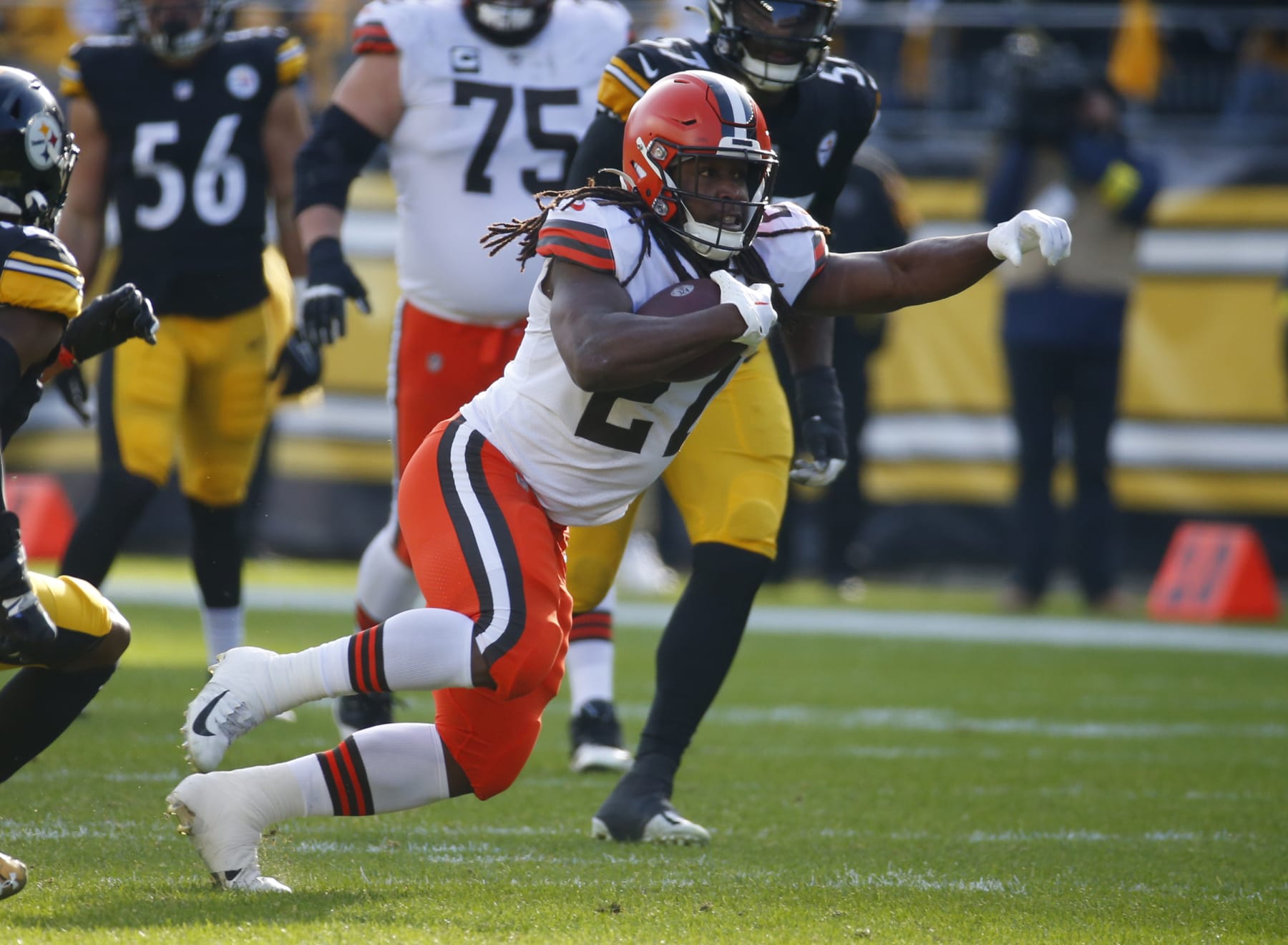 PITTSBURGH, PA - JANUARY 08:  Kareem Hunt #27 of the Cleveland Browns in action against the Pittsburgh Steelers on January 8, 2022 at Acrisure Stadium in Pittsburgh, Pennsylvania.  (Photo by Justin K. Aller/Getty Images)