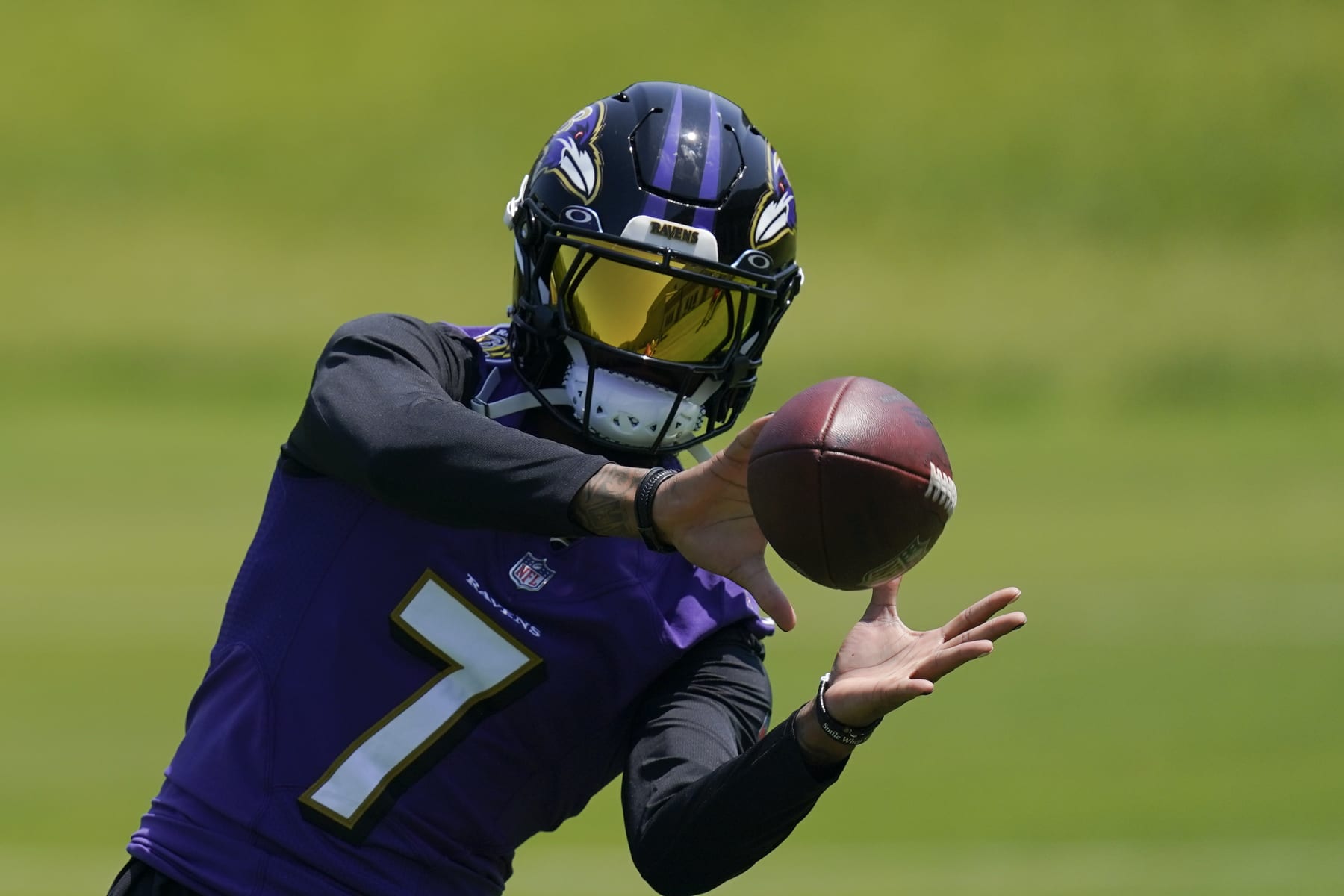 Baltimore Ravens wide receiver Rashod Bateman works out during the team's NFL football practice, Thursday, June 1, 2023, in Owings Mills, Md. (AP Photo/Julio Cortez)