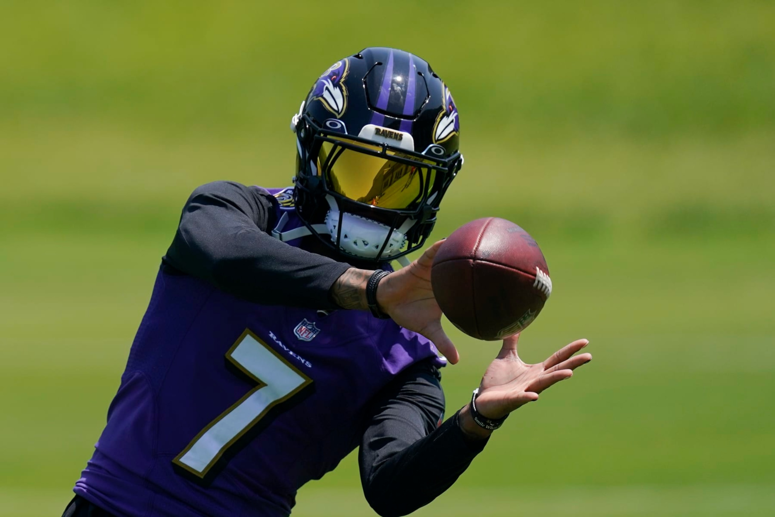 Baltimore Ravens wide receiver Rashod Bateman works out during the team's NFL football practice, Thursday, June 1, 2023, in Owings Mills, Md. (AP Photo/Julio Cortez)