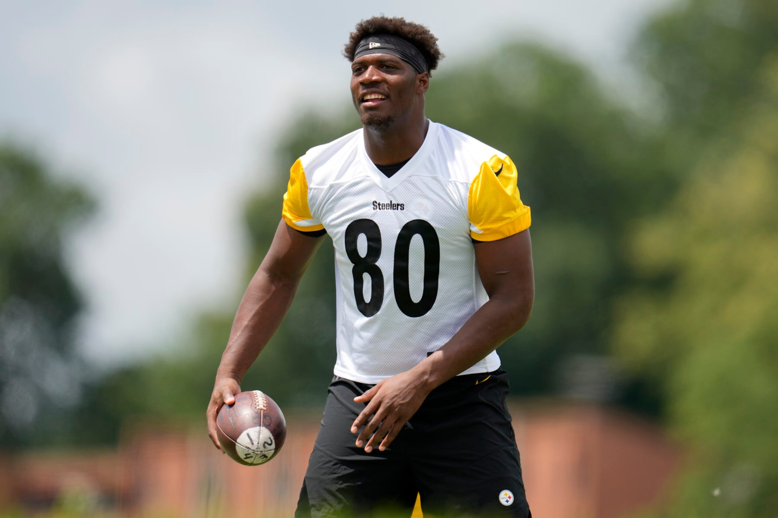 Pittsburgh Steelers tight end Darnell Washington participates in the NFL football team's training camp workout in Latrobe, Pa., Saturday, July 29, 2023. (AP Photo/Gene J. Puskar)