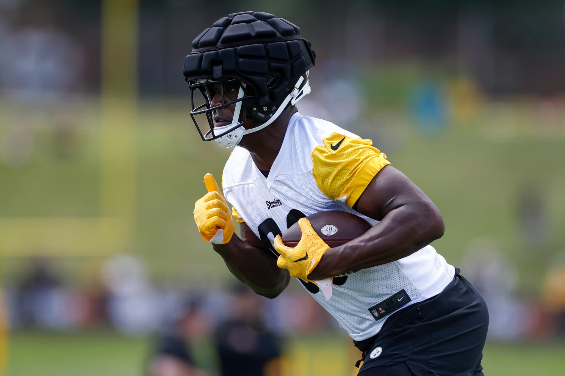 LATROBE, PA - JULY 29: Pittsburgh Steelers tight end Darnell Washington (80) participates in a catching drill during the team's training camp at Saint Vincent College on July 29, 2023, in Latrobe, PA. (Photo by Brandon Sloter/Icon Sportswire via Getty Images)