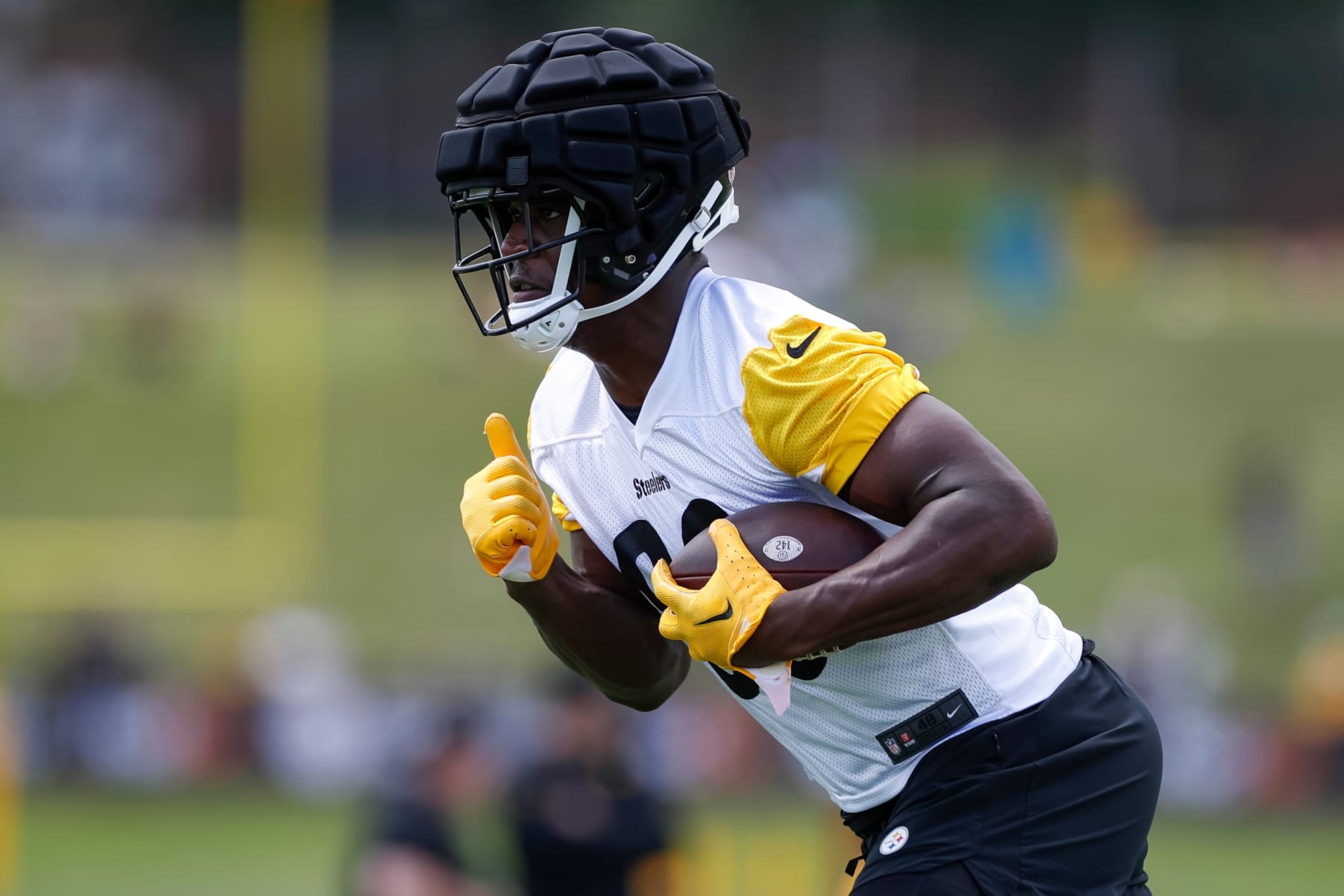 LATROBE, PA - JULY 29: Pittsburgh Steelers tight end Darnell Washington (80) participates in a catching drill during the team's training camp at Saint Vincent College on July 29, 2023, in Latrobe, PA. (Photo by Brandon Sloter/Icon Sportswire via Getty Images)