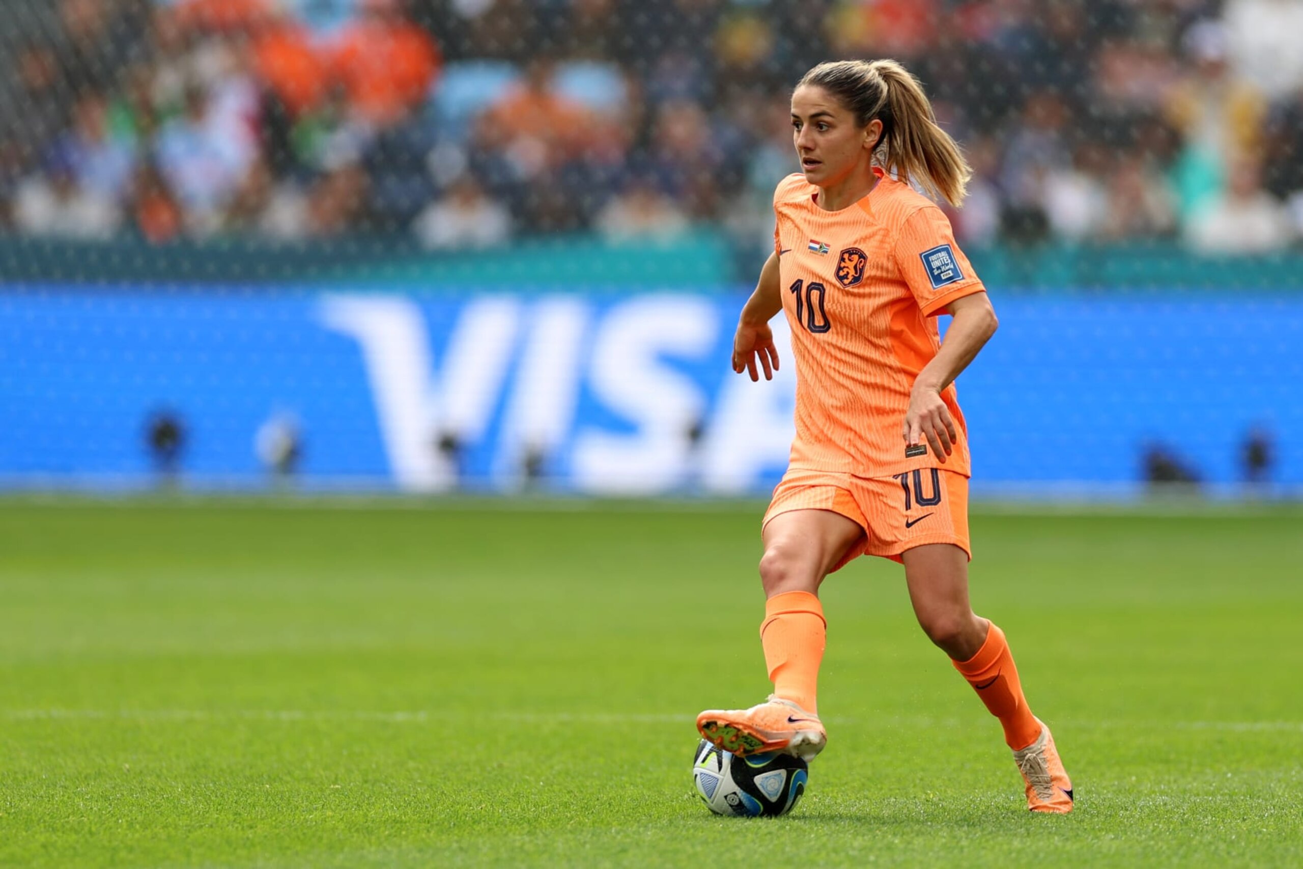 SYDNEY, AUSTRALIA - AUGUST 6: Daniëlle van de Donk of Netherlands controls the ball during the FIFA Women's World Cup Australia & New Zealand 2023 Round of 16 match between Netherlands and South Africa at Sydney Football Stadium on August 6, 2023 in Sydney, Australia. (Photo by Sajad Imanian/DeFodi Images via Getty Images) SYDNEY, AUSTRALIA - AUGUST 6: Daniëlle van de Donk of Netherlands controls the ball during the FIFA Women's World Cup Australia & New Zealand 2023 Round of 16 match between Netherlands and South Africa at Sydney Football Stadium on August 6, 2023 in Sydney, Australia. (Photo by Sajad Imanian/DeFodi Images via Getty Images)