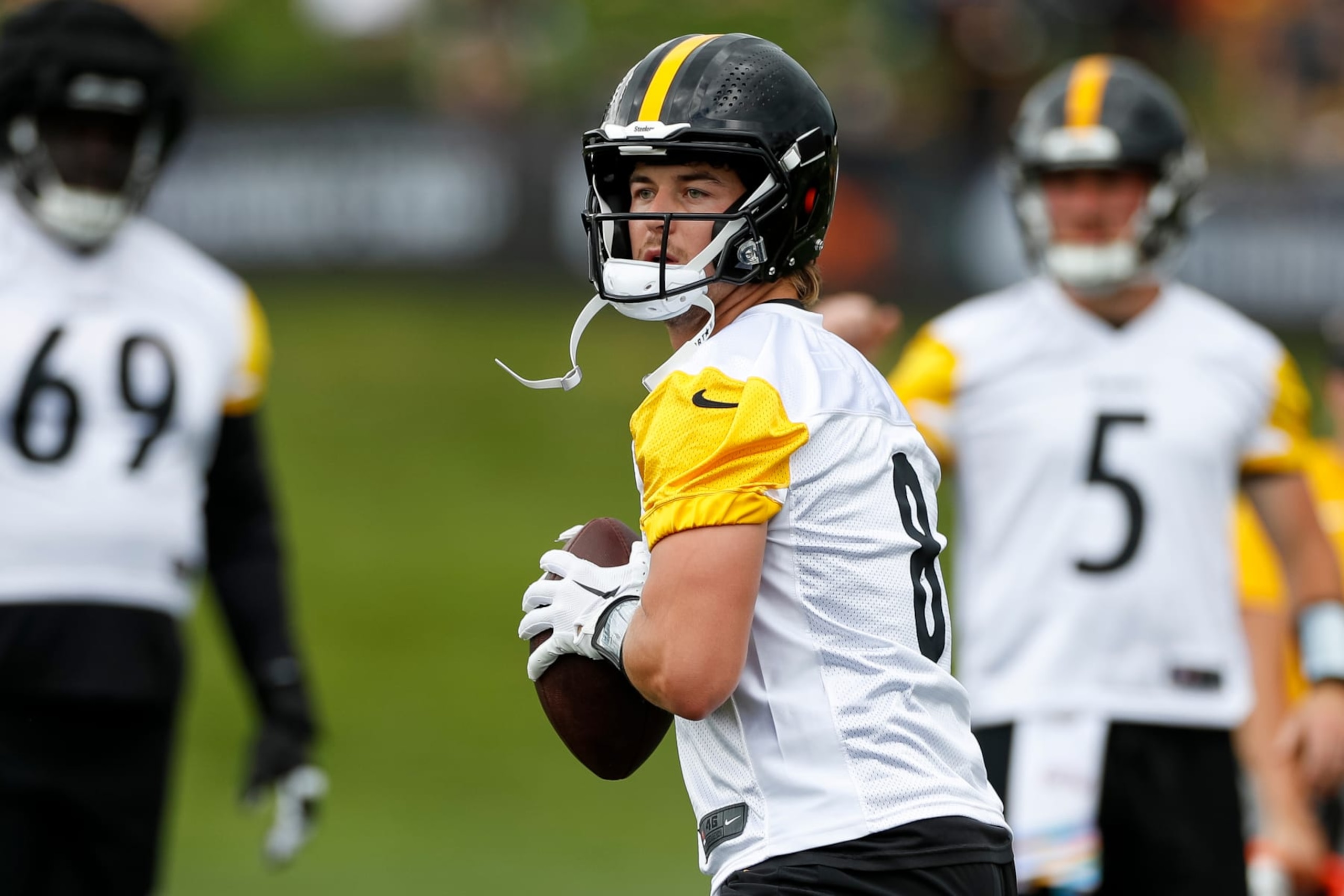 LATROBE, PA - JULY 29: Pittsburgh Steelers quarterback Kenny Pickett (8) looks for an open receiver during a drill in the team's training camp at Saint Vincent College on July 29, 2023, in Latrobe, PA. (Photo by Brandon Sloter/Icon Sportswire via Getty Images)