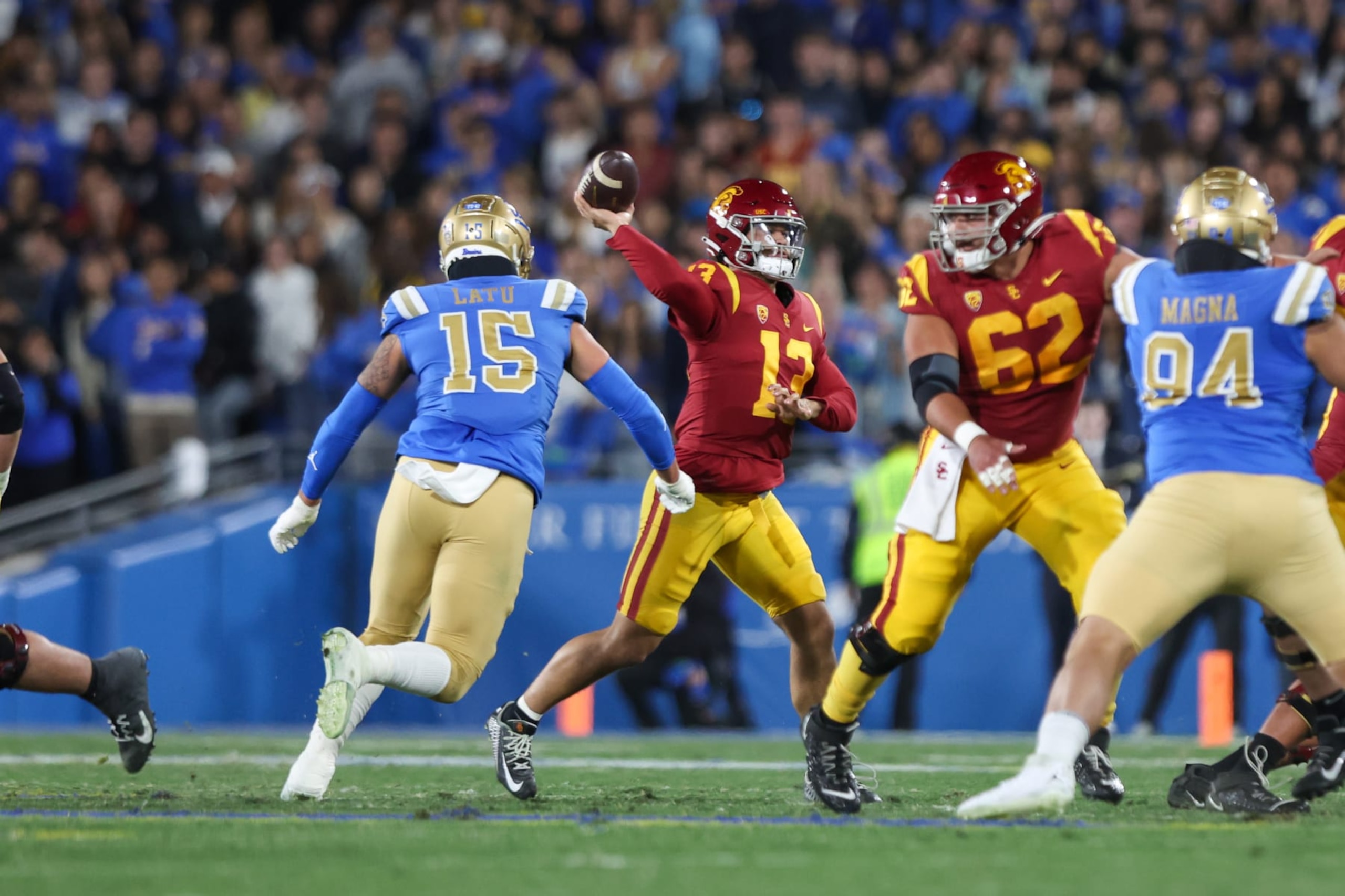 PASADENA, CA - NOVEMBER 19: USC Trojans quarterback Caleb Williams (13) looks to throw the ball during a college football game between the USC Trojans and the UCLA Bruins on November 19, 2022, at the Rose Bowl in Pasadena, CA. (Photo by Jordon Kelly/Icon Sportswire via Getty Images)
