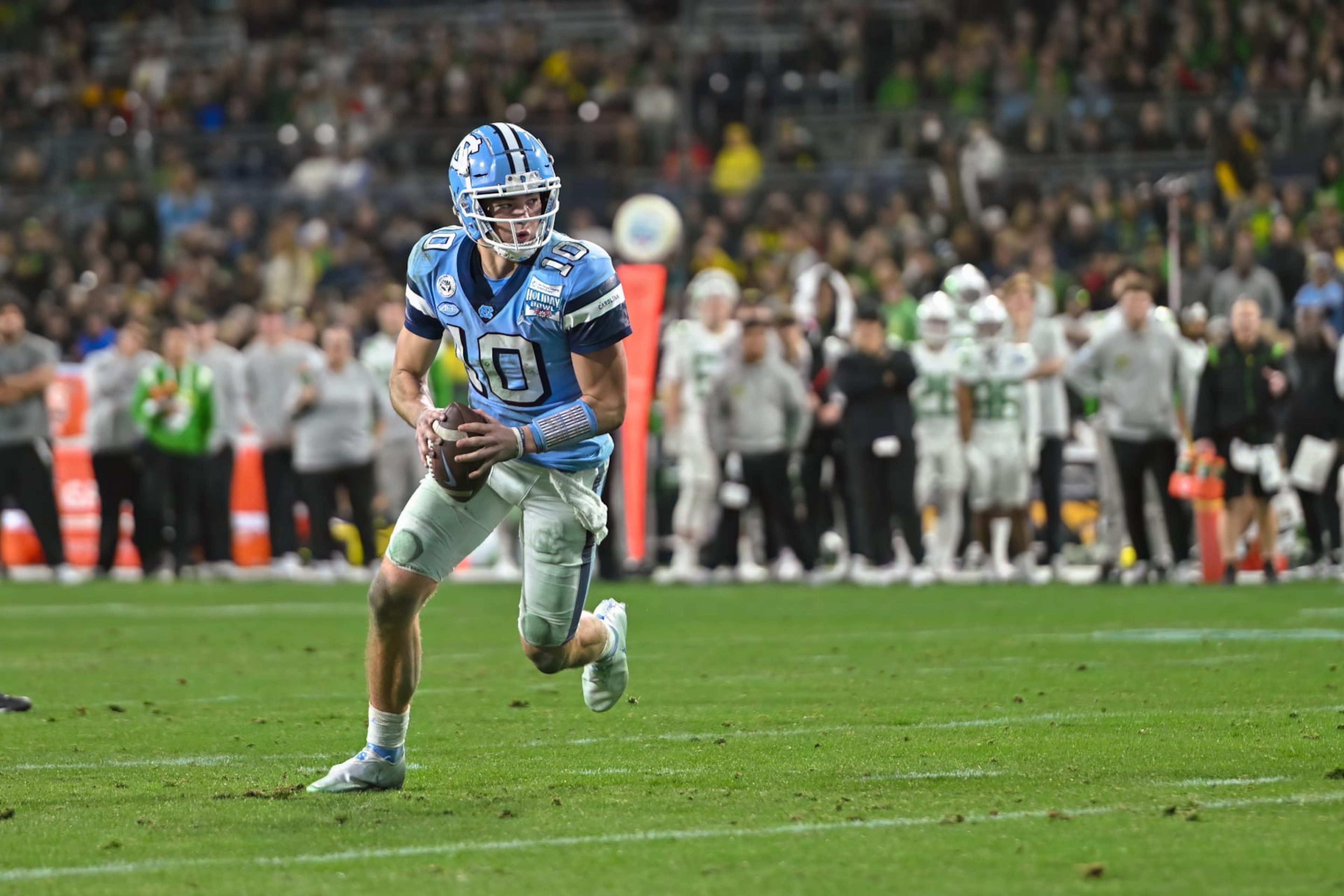 SAN DIEGO, CA - DECEMBER 28: North Carolina Tar Heels quarterback Drake Maye (10) looks to pass during the San Diego County Credit Union Holiday Bowl football game between the Oregon Ducks and the North Carolina Tar Heels on December 28, 2022, at Petco Park in San Diego, CA. (Photo by Justin Fine/Icon Sportswire via Getty Images) SAN DIEGO, CA - DECEMBER 28: North Carolina Tar Heels quarterback Drake Maye (10) looks to pass during the San Diego County Credit Union Holiday Bowl football game between the Oregon Ducks and the North Carolina Tar Heels on December 28, 2022, at Petco Park in San Diego, CA. (Photo by Justin Fine/Icon Sportswire via Getty Images)