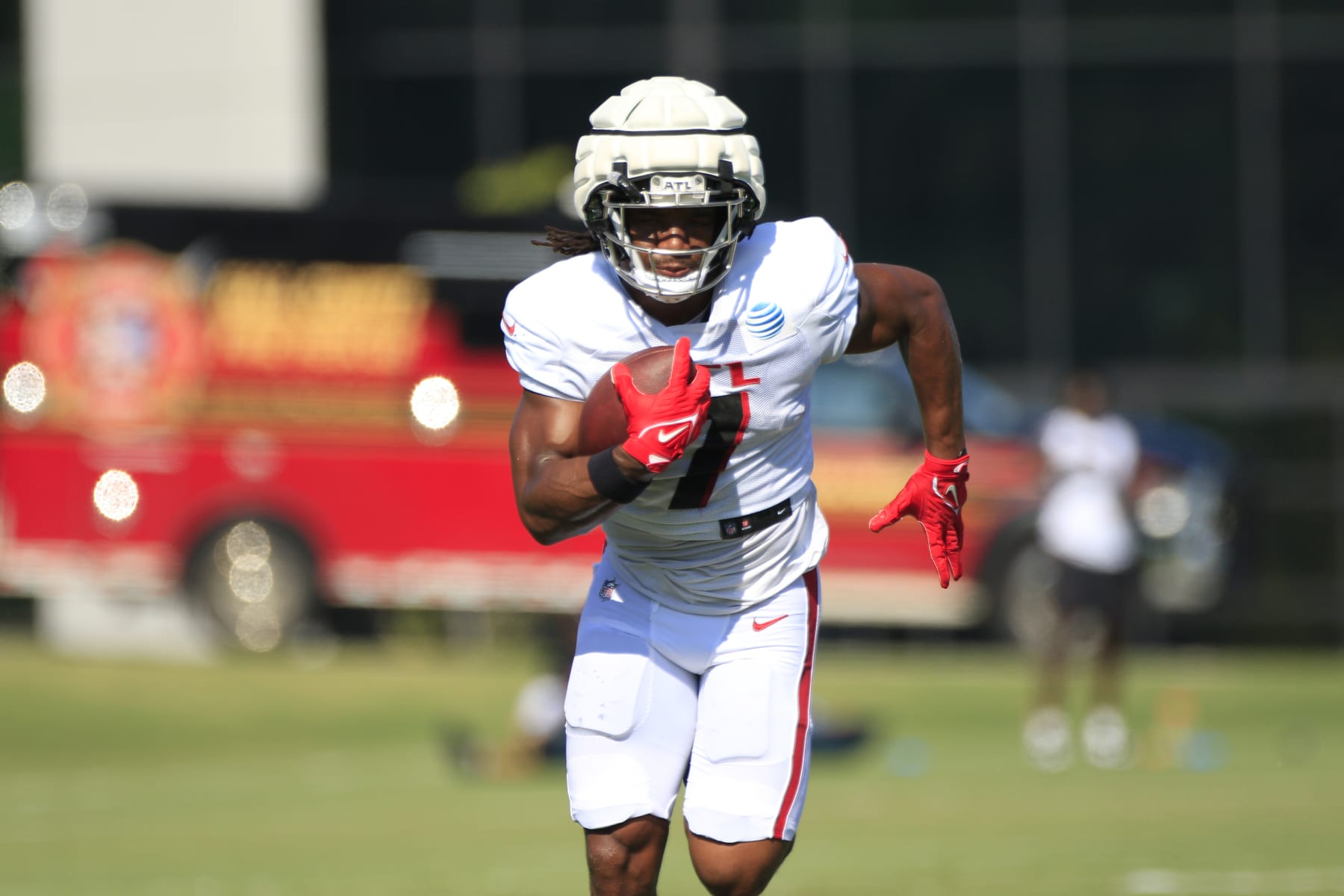 FLOWERY BRANCH, GA - AUGUST 05: Atlanta Falcons running back Bijan Robinson #7 runs a route during Atlanta Falcons training camp on August 5, 2023 at IBM Performance Field in Flowery Branch, GA.(Photo by Jeff Robinson/Icon Sportswire via Getty Images)