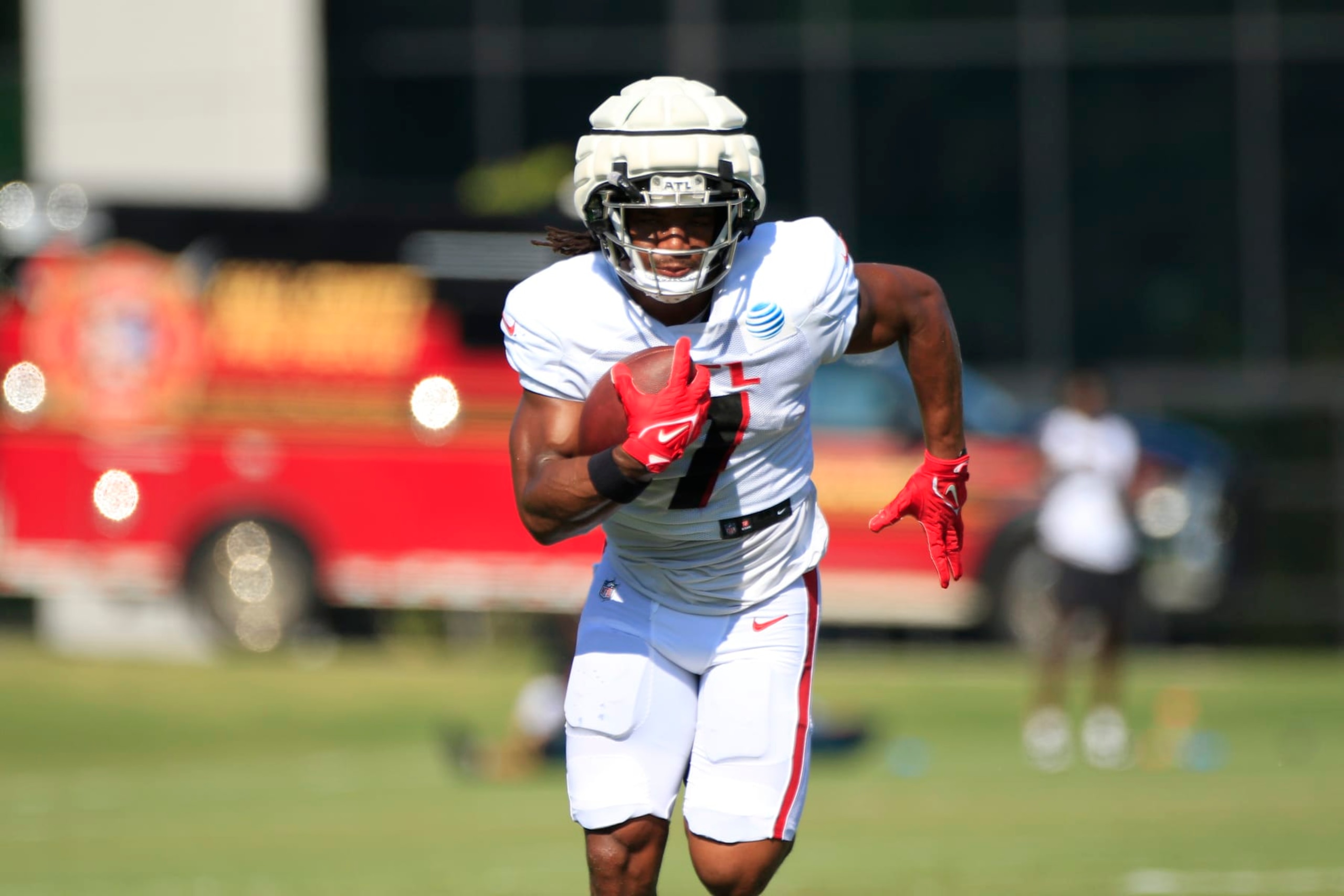 FLOWERY BRANCH, GA - AUGUST 05: Atlanta Falcons running back Bijan Robinson #7 runs a route during Atlanta Falcons training camp on August 5, 2023 at IBM Performance Field in Flowery Branch, GA.(Photo by Jeff Robinson/Icon Sportswire via Getty Images)