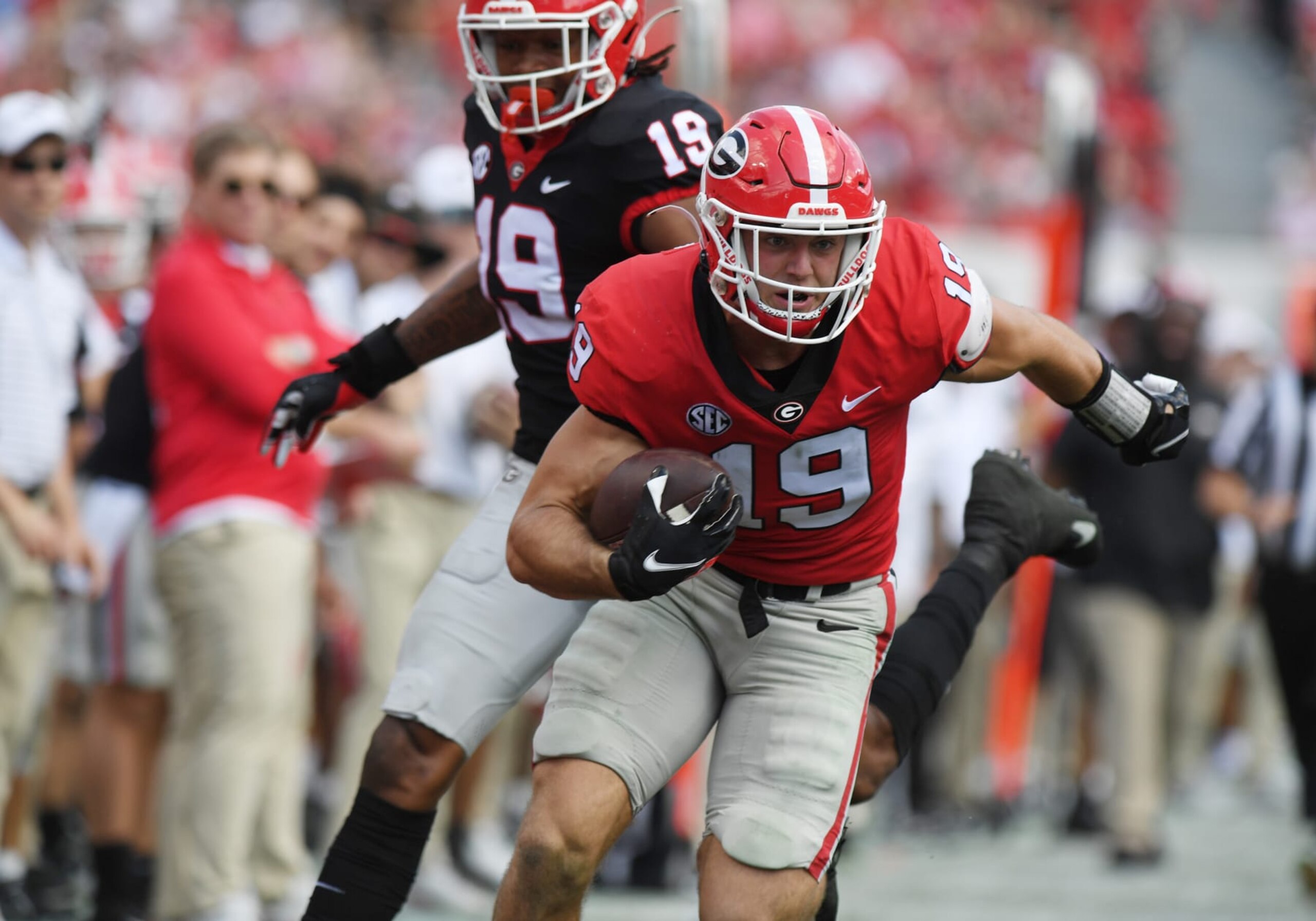 ATHENS, GA - APRIL 15: Georgia Bulldogs tight end Brock Bowers (19) rushes the ball during the Georgia G-Day Red and Black Spring Game on April 15, 2023, at Sanford Stadium in Athens, GA. (Photo by Jeffrey Vest/Icon Sportswire via Getty Images)