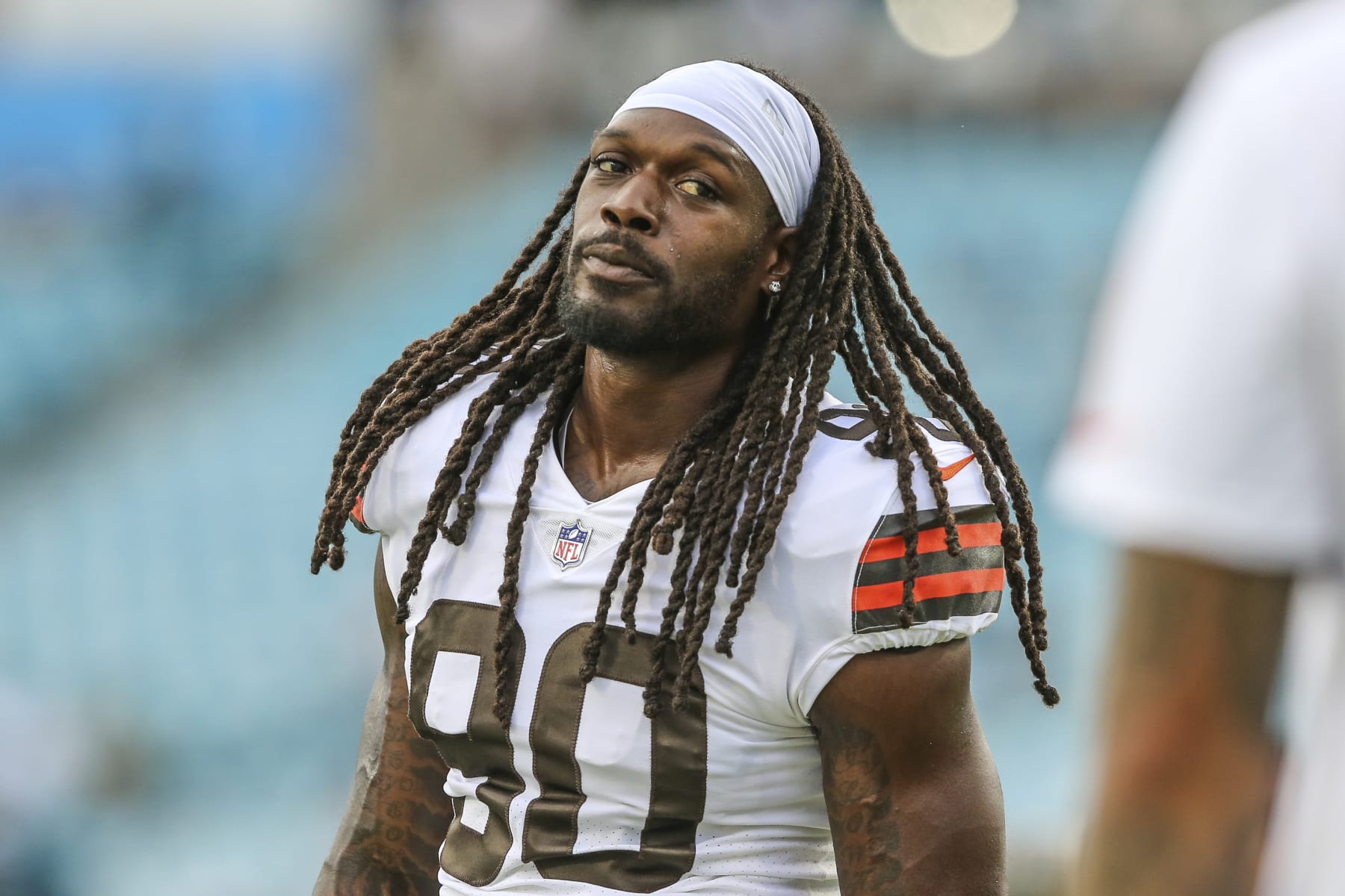 ARCHIVO - El defensive end Jadeveon Clowney, de los Browns de Cleveland, participa en los calentamientos antes del partido de pretemporada ante los Jaguars de Jacksonville, el viernes 12 de agosto de 2022, en Jacksonville, Florida. (AP Foto/Gary McCullough, archivo)