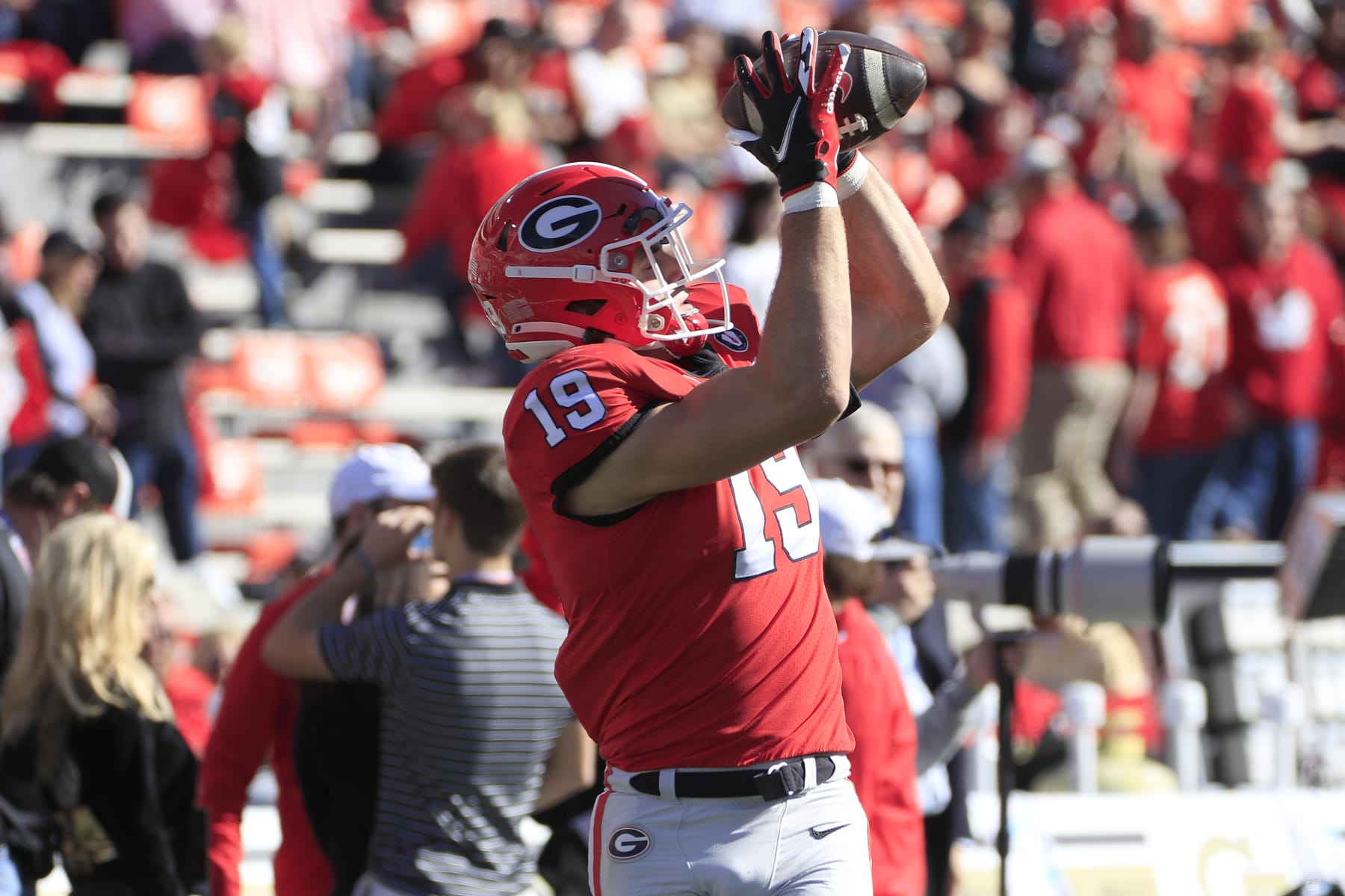 ATHENS, GA - NOVEMBER 26: Georgia Bulldogs tight end Brock Bowers (19) warms up before the Saturday afternoon college football game between the University of Georgia Bulldogs and the Georgia Tech Yellow Jackets on November 26, 2022 at Sanford Stadium in Athens, GA.  (Photo by David J. Griffin/Icon Sportswire via Getty Images)