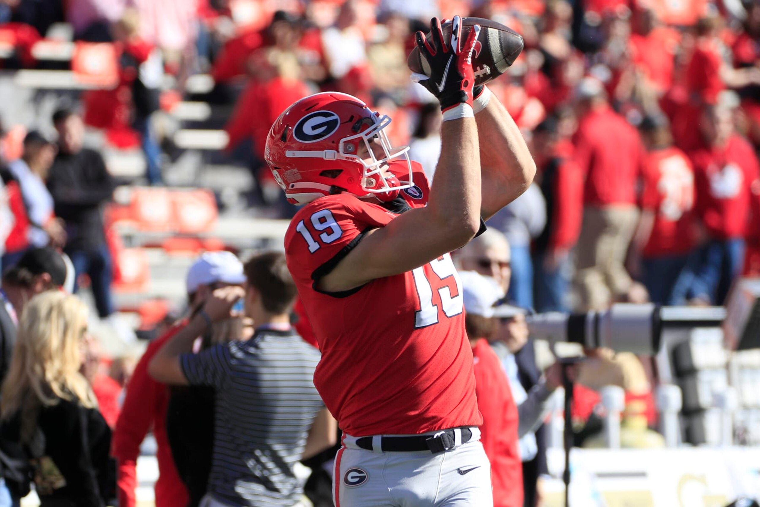 ATHENS, GA - NOVEMBER 26: Georgia Bulldogs tight end Brock Bowers (19) warms up before the Saturday afternoon college football game between the University of Georgia Bulldogs and the Georgia Tech Yellow Jackets on November 26, 2022 at Sanford Stadium in Athens, GA.  (Photo by David J. Griffin/Icon Sportswire via Getty Images)