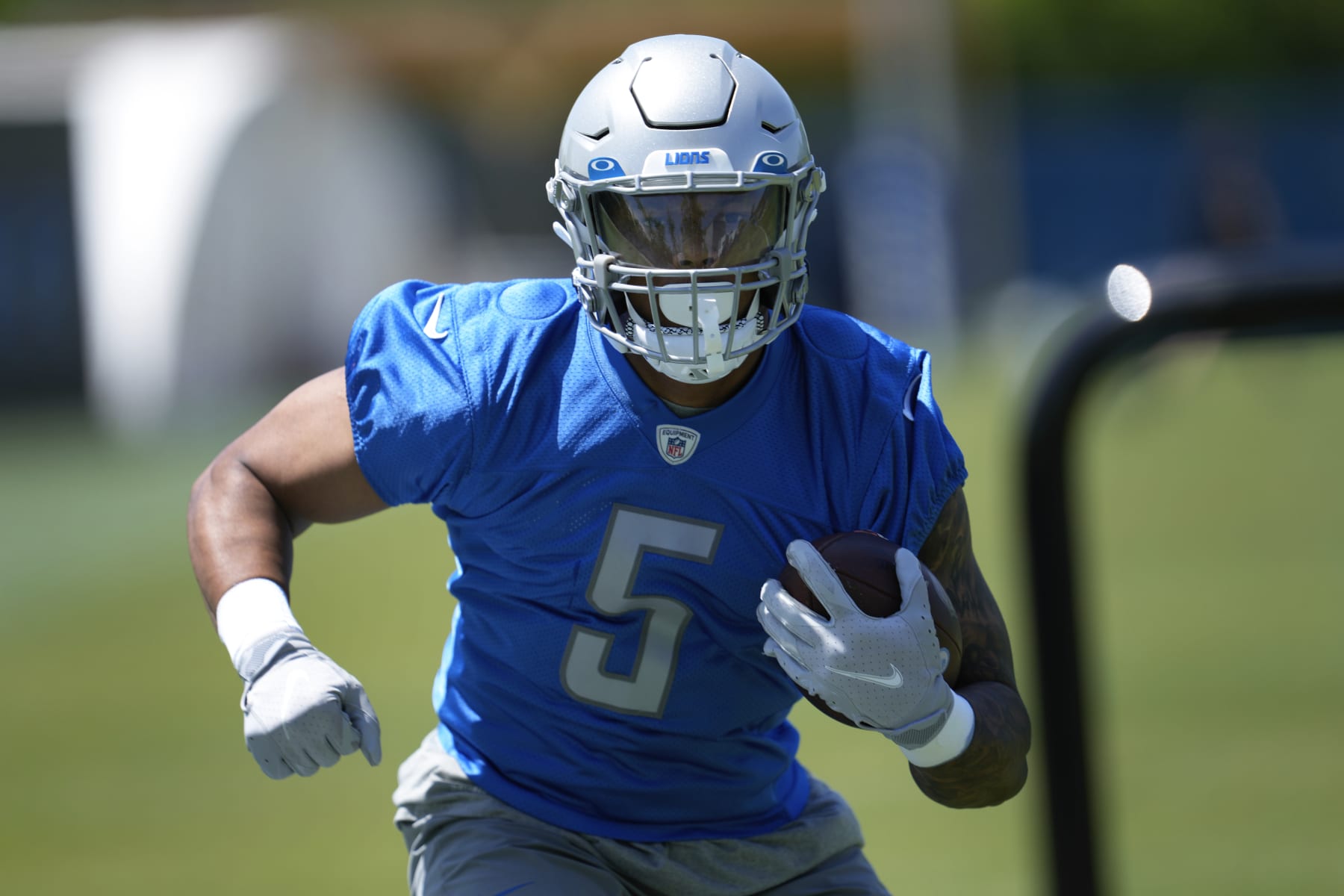 Detroit Lions running back David Montgomery runs the ball during an NFL football practice in Allen Park, Mich., Thursday, May 25, 2023. (AP Photo/Paul Sancya)