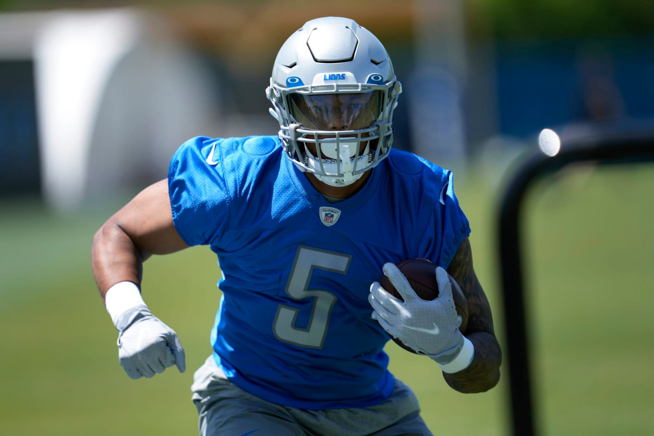 Detroit Lions running back David Montgomery runs the ball during an NFL football practice in Allen Park, Mich., Thursday, May 25, 2023. (AP Photo/Paul Sancya)