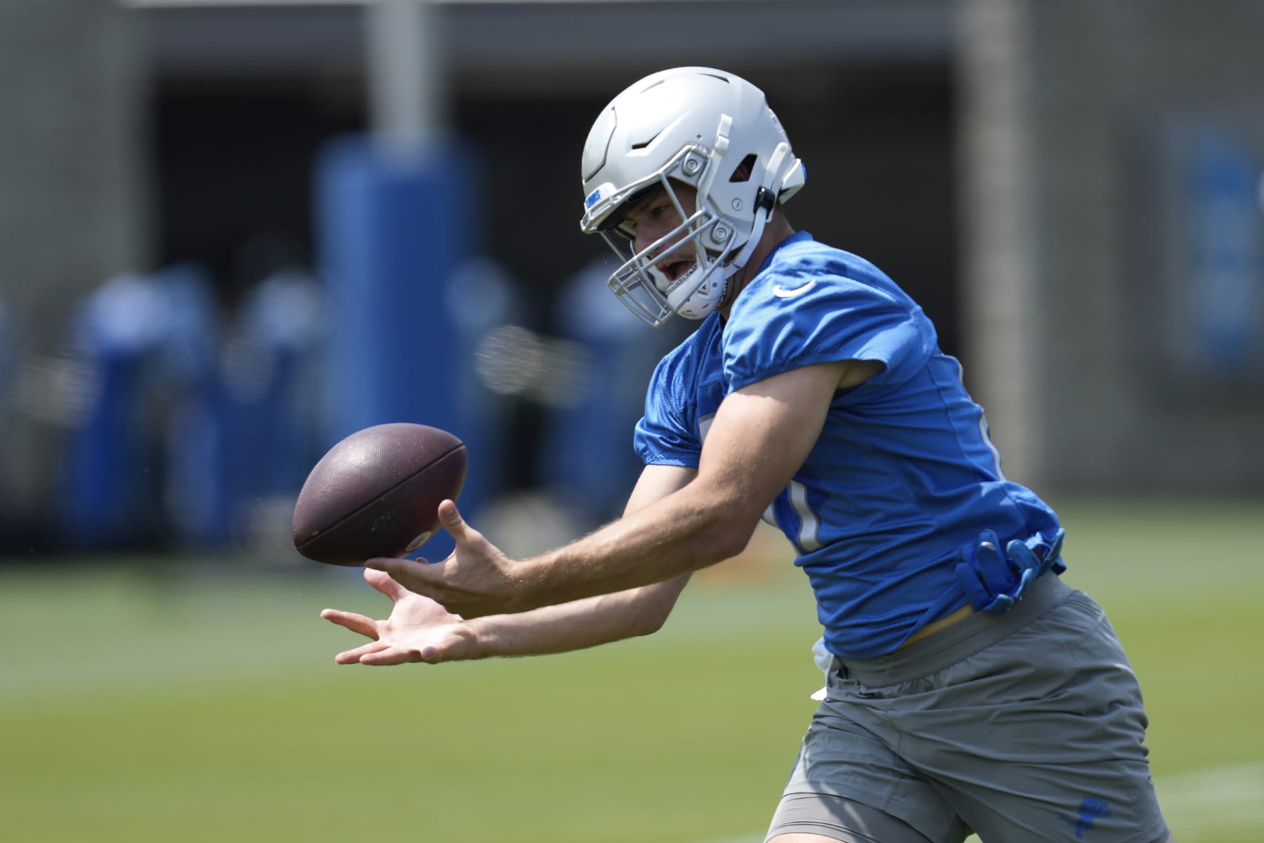 Detroit Lions tight end Sam LaPorta catches a pass during an NFL football practice in Allen Park, Mich., Thursday, June 8, 2023. (AP Photo/Paul Sancya)