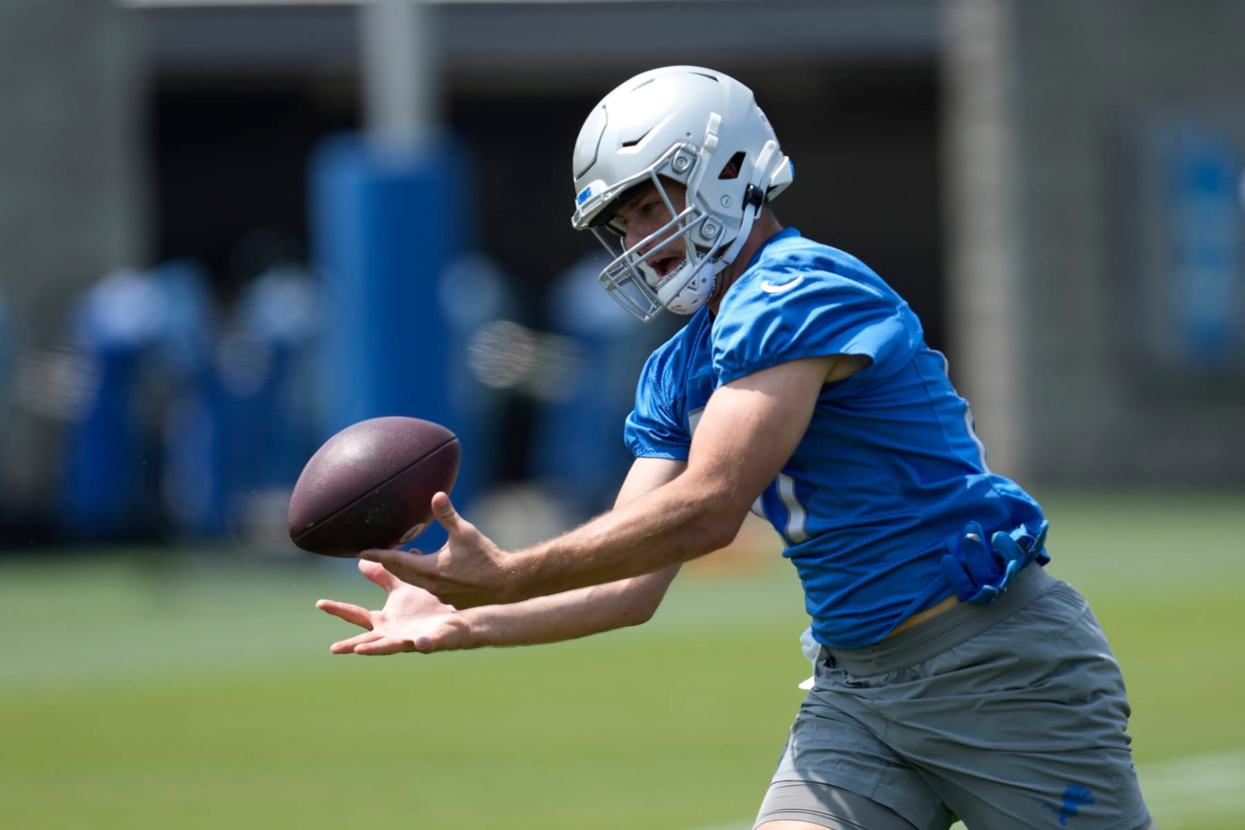 Detroit Lions tight end Sam LaPorta catches a pass during an NFL football practice in Allen Park, Mich., Thursday, June 8, 2023. (AP Photo/Paul Sancya)
