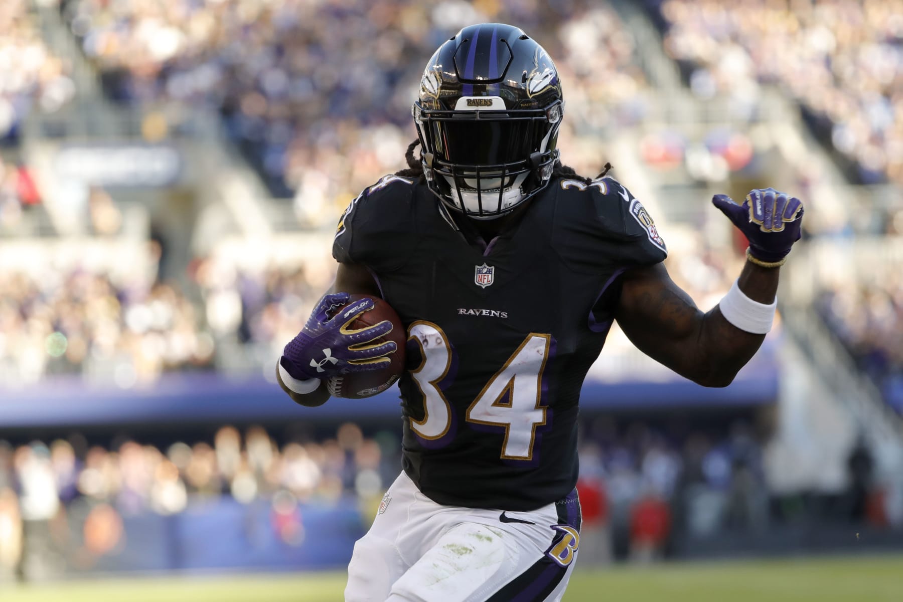 BALTIMORE, MD - NOVEMBER 04: Running Back Alex Collins #34 of the Baltimore Ravens rushes for a touchdown in the third quarter against the Pittsburgh Steelers at M&T Bank Stadium on November 4, 2018 in Baltimore, Maryland. (Photo by Scott Taetsch/Getty Images)