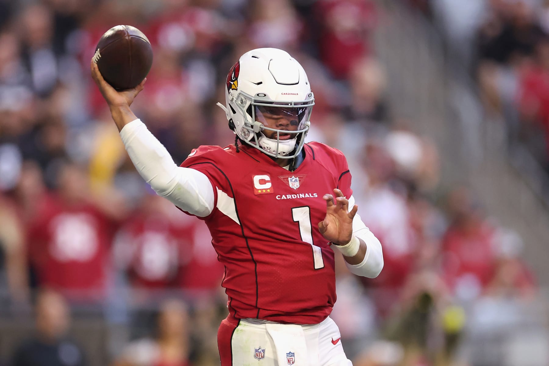 GLENDALE, ARIZONA - NOVEMBER 27: Quarterback Kyler Murray #1 of the Arizona Cardinals throws a pass during the NFL game at State Farm Stadium on November 27, 2022 in Glendale, Arizona. The Chargers defeated the Cardinals 25-24.  (Photo by Christian Petersen/Getty Images)