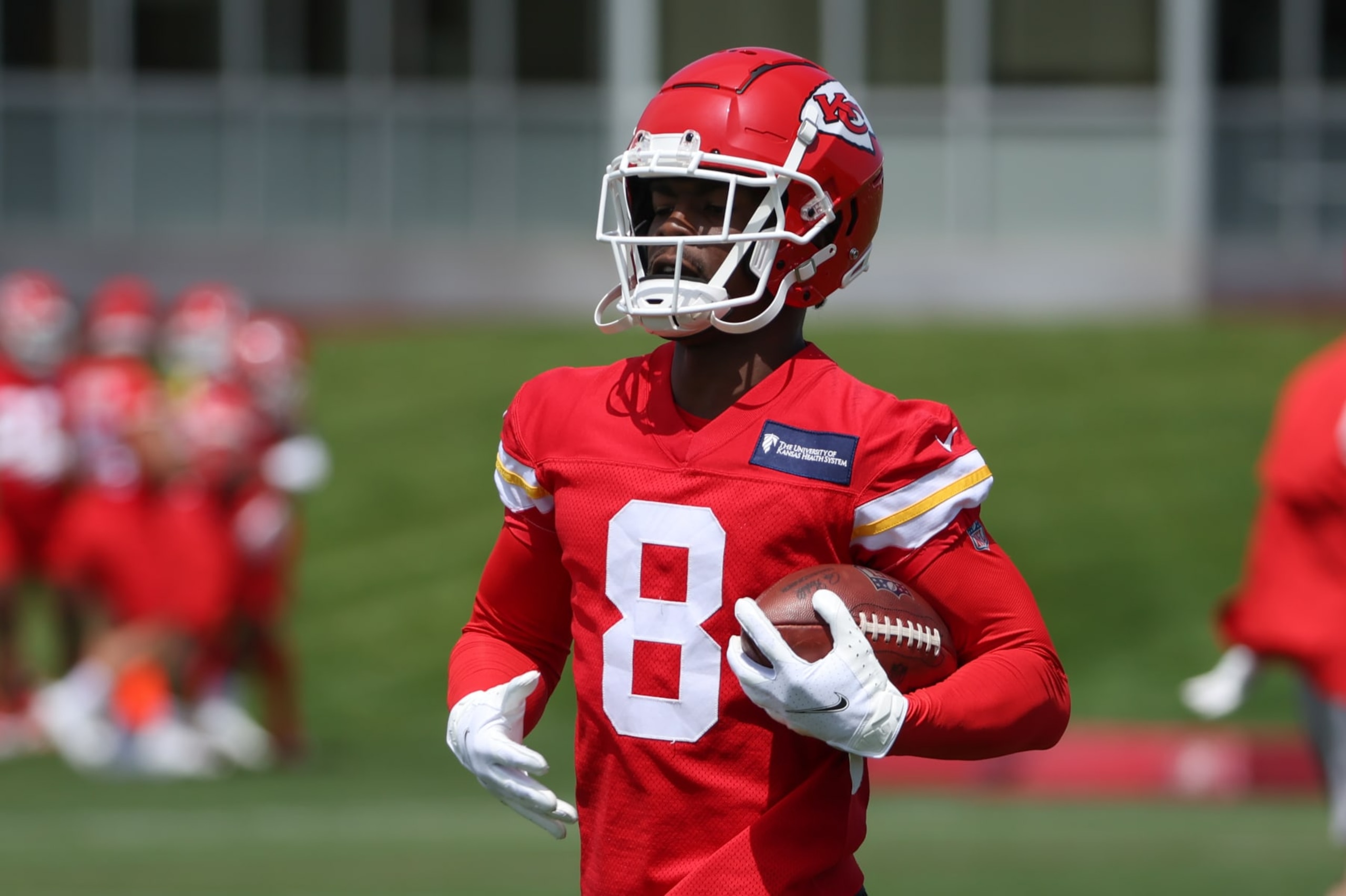 KANSAS CITY, MO - JUNE 02: Kansas City Chiefs wide receiver Justyn Ross (8) catches a pass during OTA offseason workouts on June 02, 2022 at the Kansas City Chiefs Training Facility in Kansas City, MO. (Photo by Scott Winters/Icon Sportswire via Getty Images)