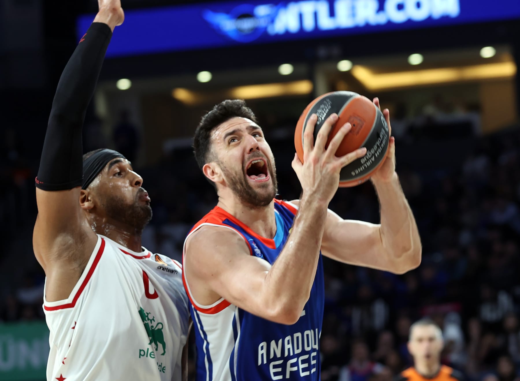 ISTANBUL, TURKIYE - MARCH 28:Vasilije Micic (22) of Anadolu Efes in action against Brandon Davies (0) of EA7 Emporio Armani Milan during Turkish Airlines EuroLeague week 30 match between Anadolu Efes and EA7 Emporio Armani Milan at Sinan Erdem Sports Hall in Istanbul, Turkiye on March 28, 2023. (Photo by Esra Bilgin/Anadolu Agency via Getty Images)