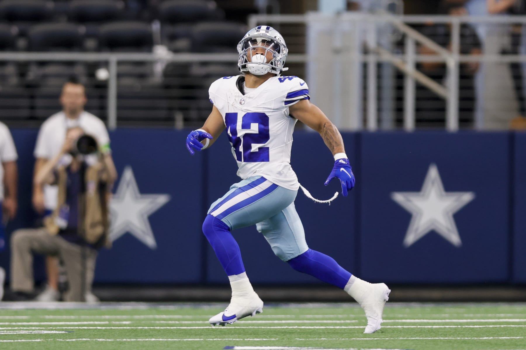 ARLINGTON, TX - AUGUST 12: Dallas Cowboys running back Deuce Vaughn (42) looks to catch a punt during the preseason game between the Dallas Cowboys and the Jacksonville Jaguars on August 12, 2023 at AT&T Stadium in Arlington, Texas. (Photo by Matthew Pearce/Icon Sportswire via Getty Images)