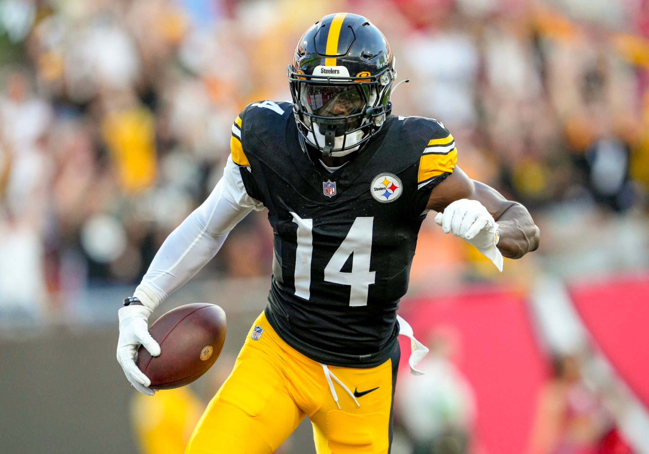 TAMPA, FL - AUGUST 11: George Pickens   scores a touch down during the Tampa Bay Buccaneers and Pittsburgh Steelers preseason game on August 11, 2023 at Raymond James Stadium, in Tampa, Florida. (Photo by Andrew Bershaw/Icon Sportswire via Getty Images)