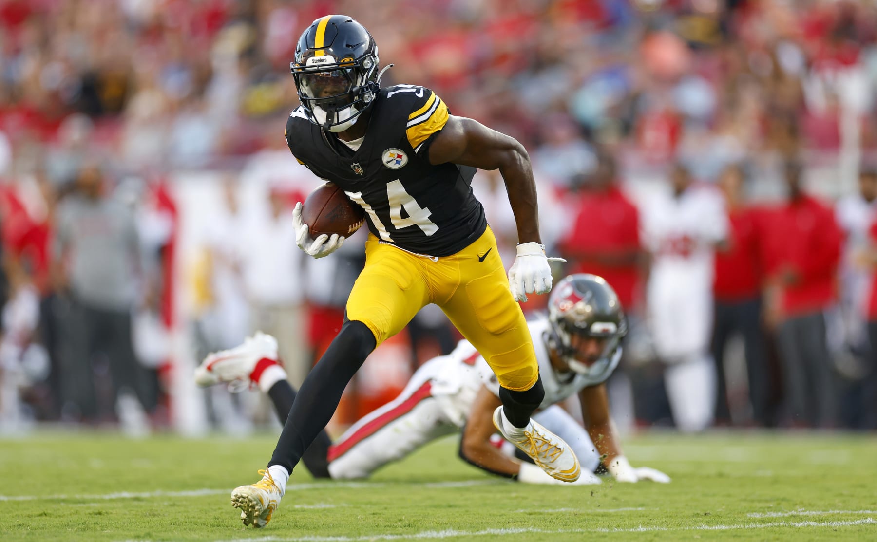TAMPA, FLORIDA - AUGUST 11: George Pickens #14 of the Pittsburgh Steelers rushes after a catch for a touchdown during a preseason game against the Tampa Bay Buccaneers at Raymond James Stadium on August 11, 2023 in Tampa, Florida. (Photo by Mike Ehrmann/Getty Images)