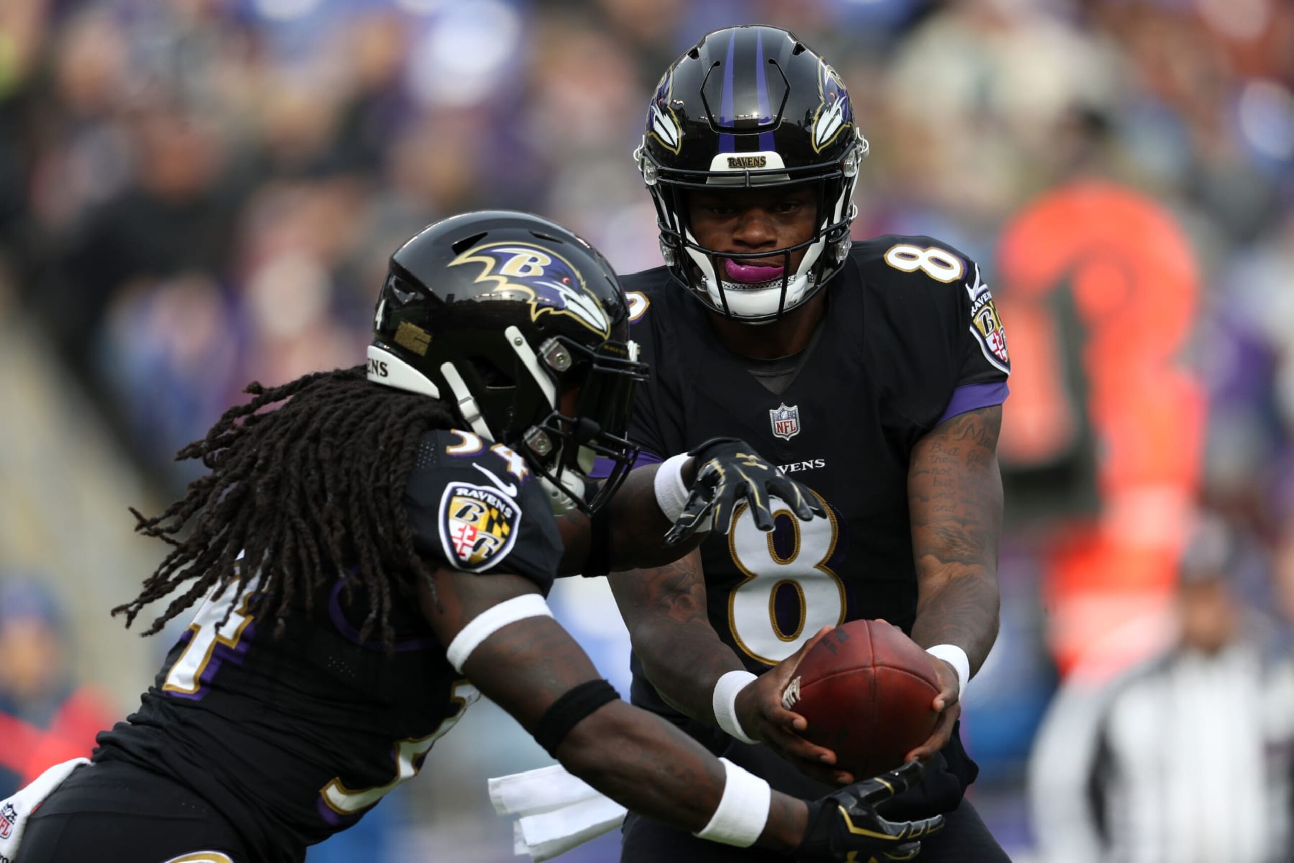 BALTIMORE, MD - NOVEMBER 18: Quarterback Lamar Jackson #8 of the Baltimore Ravens hands the ball off to running back Alex Collins #34 in the first quarter against the Cincinnati Bengals at M&T Bank Stadium on November 18, 2018 in Baltimore, Maryland. (Photo by Patrick Smith/Getty Images)