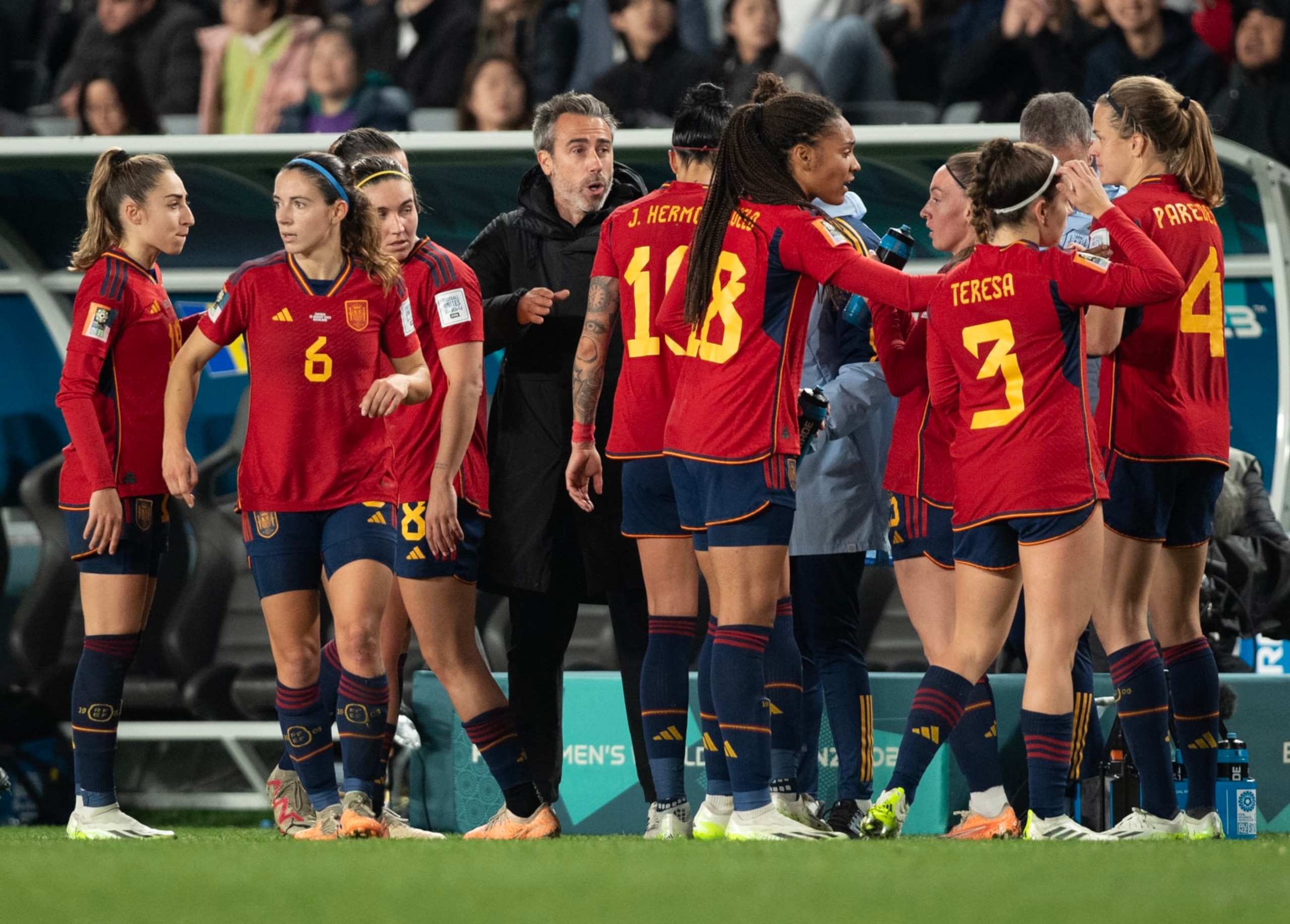 AUCKLAND, NEW ZEALAND - AUGUST 15: Spain head coach Jorge Vilda talks to Olga Carmona, Aitana Bonmati, Mariona Caldentey, Jennifer Hermoso, Salma Paralluelo, Eva Navarro, Teresa Abelleira and Irene Paredes of Spain during the FIFA Women's World Cup Australia & New Zealand 2023 Semi Final match between Spain and Sweden at Eden Park on August 15, 2023 in Auckland, New Zealand. (Photo by Joe Prior/Visionhaus via Getty Images) AUCKLAND, NEW ZEALAND - AUGUST 15: Spain head coach Jorge Vilda talks to Olga Carmona, Aitana Bonmati, Mariona Caldentey, Jennifer Hermoso, Salma Paralluelo, Eva Navarro, Teresa Abelleira and Irene Paredes of Spain during the FIFA Women's World Cup Australia & New Zealand 2023 Semi Final match between Spain and Sweden at Eden Park on August 15, 2023 in Auckland, New Zealand. (Photo by Joe Prior/Visionhaus via Getty Images)
