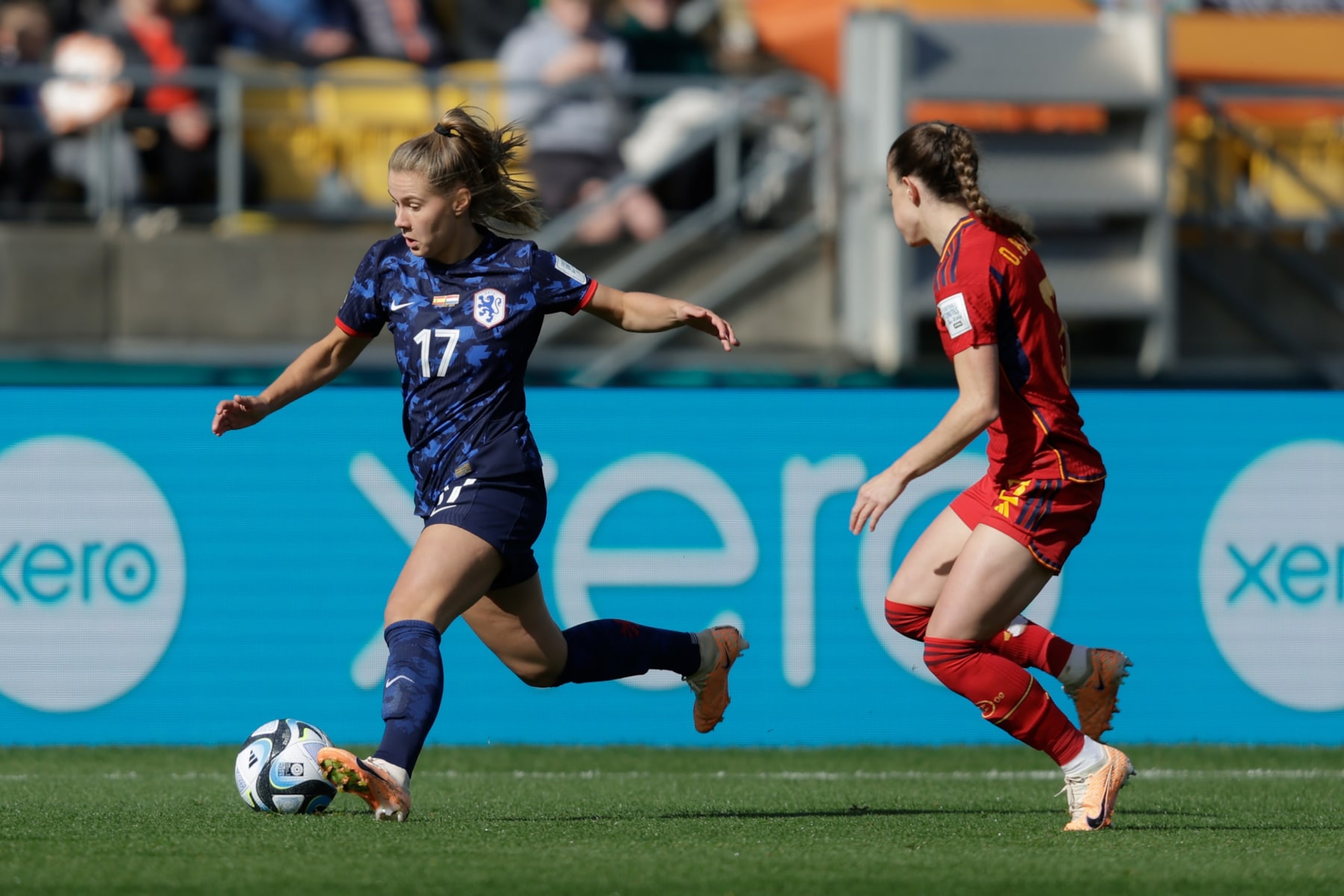 WELLINGTON, NEW ZEALAND - AUGUST 11: (L-R) Victoria Pelova of Holland Women, Ona Battle of Spain Women  during the  World Cup Women  match between Spain Women v Holland Women at the Wellington Regional Stadium on August 11, 2023 in Wellington New Zealand (Photo by Rico Brouwer/Soccrates/Getty Images)