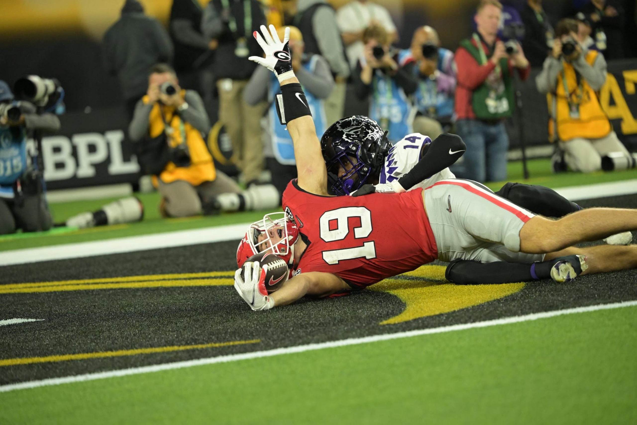 College Football: CFP National Championship: Georgia Brock Bowers (19) in action, scores a touchdown vs TCU at SoFi Stadium. 
Inglewood, CA 1/9/2023 
CREDIT: Kohjiro Kinno (Photo by Kohjiro Kinno/Sports Illustrated via Getty Images) 
(Set Number: X164274 TK1)