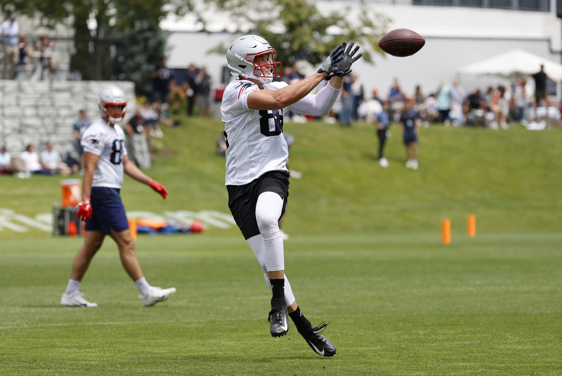 FOXBOROUGH, MA - JUNE 13: New England Patriots tight end Mike Gesicki (88) eyes a reception during New England Patriots Minicamp on June 13, 2023, at the Patriots Practice Facility at Gillette Stadium in Foxborough, Massachusetts. (Photo by Fred Kfoury III/Icon Sportswire via Getty Images)