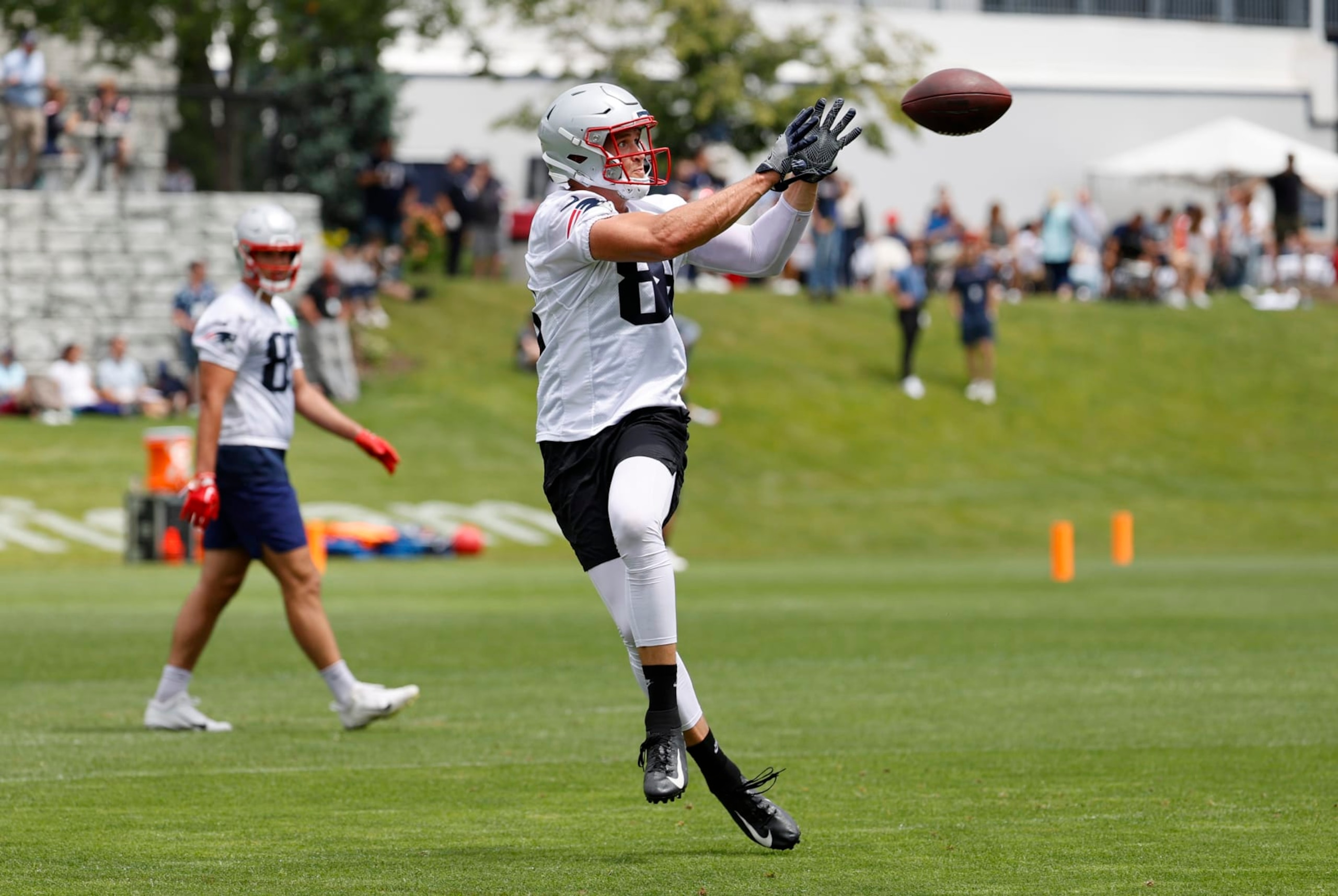 FOXBOROUGH, MA - JUNE 13: New England Patriots tight end Mike Gesicki (88) eyes a reception during New England Patriots Minicamp on June 13, 2023, at the Patriots Practice Facility at Gillette Stadium in Foxborough, Massachusetts. (Photo by Fred Kfoury III/Icon Sportswire via Getty Images)
