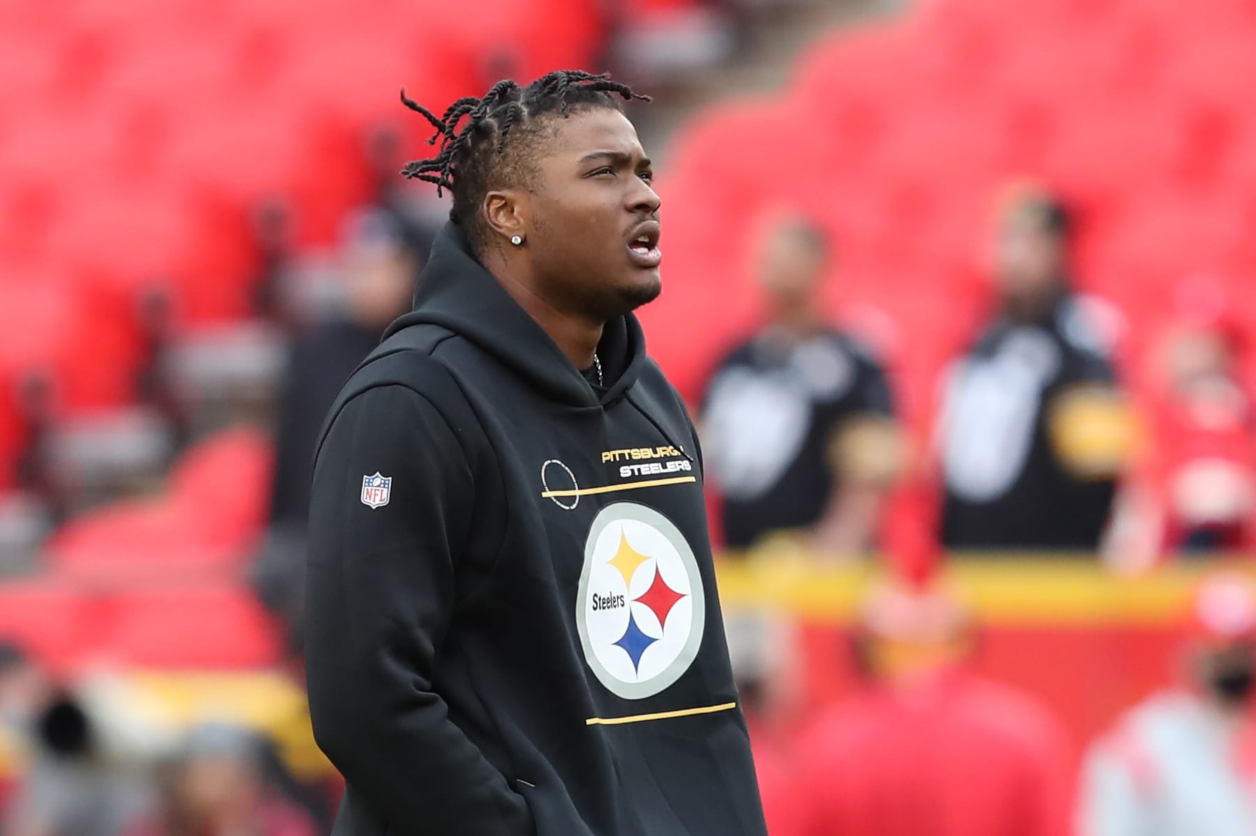 KANSAS CITY, MO - DECEMBER 26: Pittsburgh Steelers quarterback Dwayne Haskins (3) before an NFL game between the Pittsburgh Steelers and Kansas City Chiefs on Dec 26, 2021 at GEHA Field at Arrowhead Stadium in Kansas City, MO. (Photo by Scott Winters/Icon Sportswire via Getty Images)