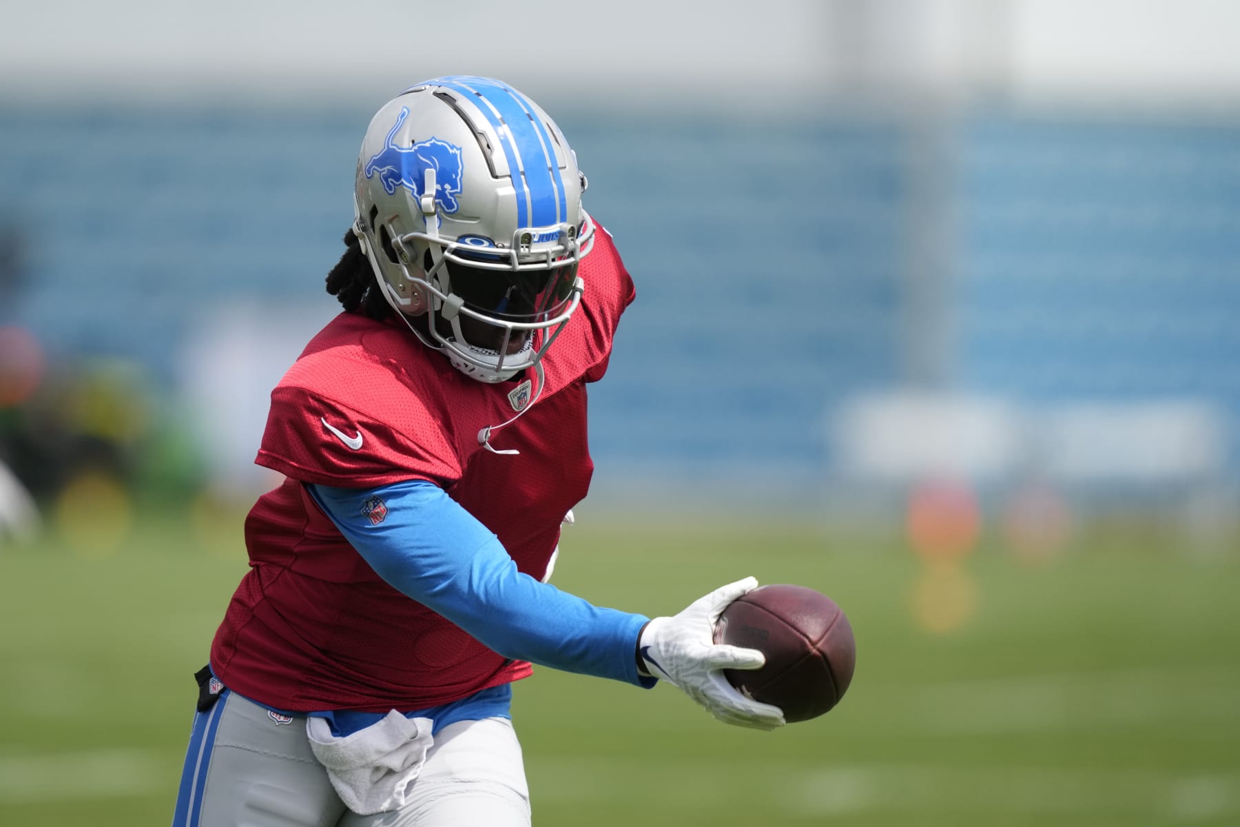 Detroit Lions quarterback Teddy Bridgewater hands off during an NFL football practice, Monday, Aug. 14, 2023, in Allen Park, Mich. (AP Photo/Carlos Osorio)