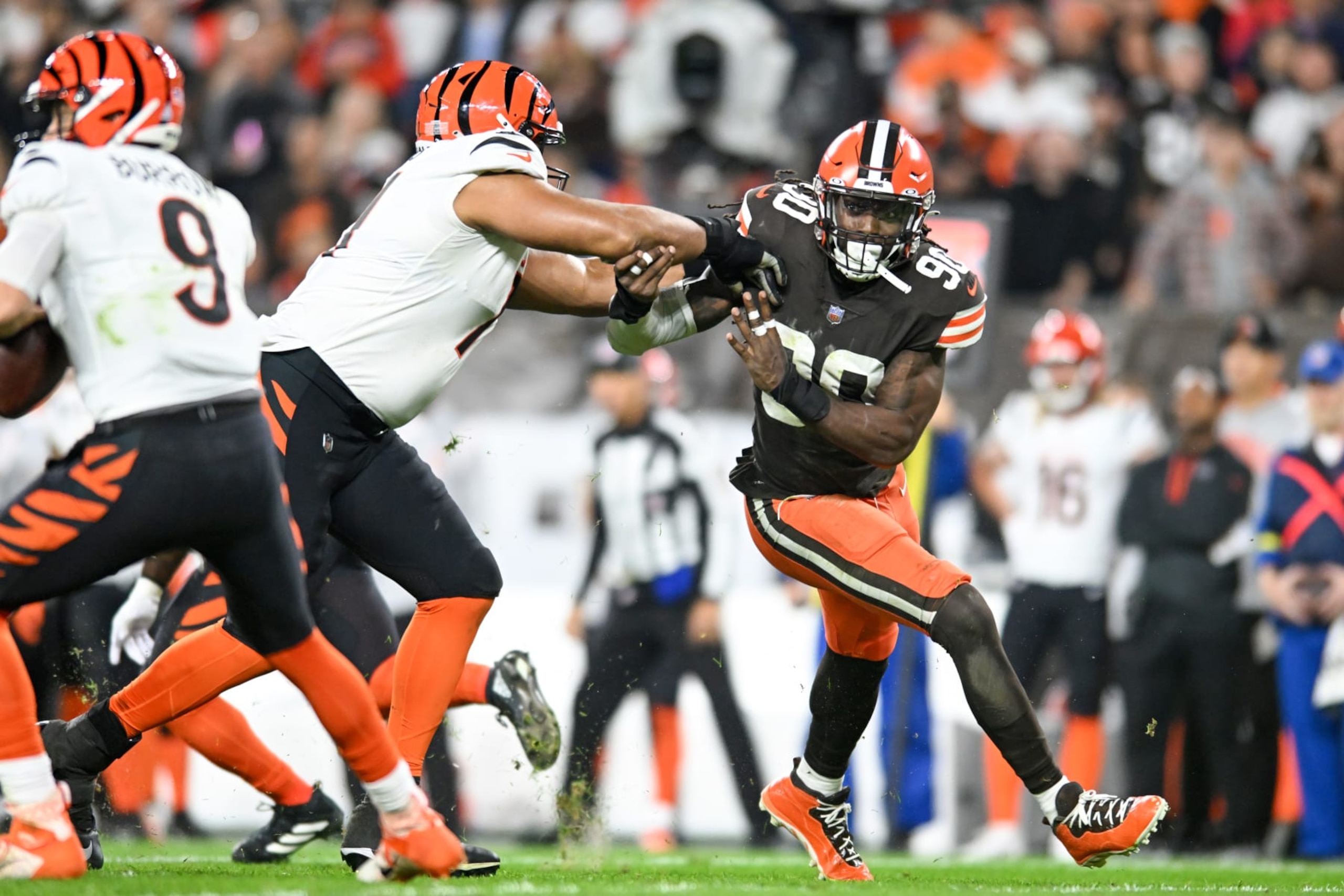 CLEVELAND, OHIO - OCTOBER 31: Jadeveon Clowney #90 of the Cleveland Browns rushes against La'el Collins #71 of the Cincinnati Bengals during the second half at FirstEnergy Stadium on October 31, 2022 in Cleveland, Ohio. (Photo by Nick Cammett/Diamond Images via Getty Images)