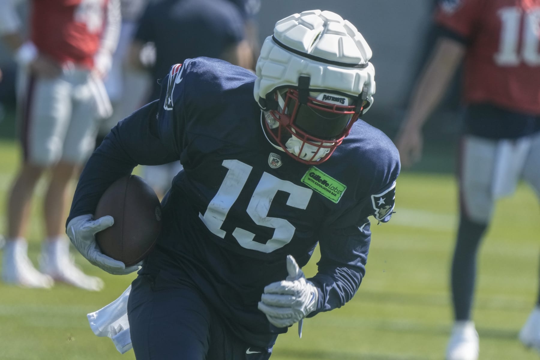 New England Patriots' Ezekiel Elliott runs a drill during practice for NFL football training camp Wednesday, Aug. 16, 2023, in Green Bay, Wis. (AP Photo/Morry Gash)