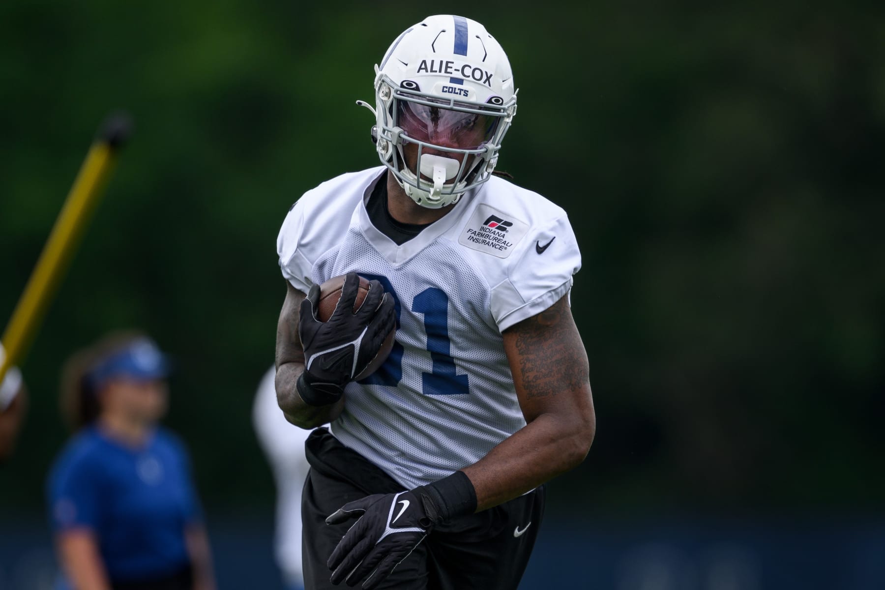 INDIANAPOLIS, IN - JUNE 14: Indianapolis Colts tight end Mo Alie-Cox (81) runs through a drill during the Indianapolis Colts Minicamp on June 14, 2023 at the Indiana Farm Bureau Football Center in Indianapolis, IN. (Photo by Zach Bolinger/Icon Sportswire via Getty Images)