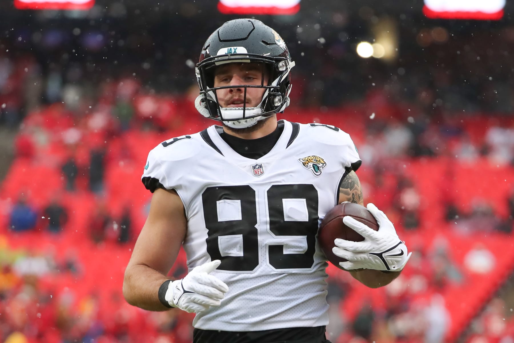 KANSAS CITY, MO - JANUARY 21: Jacksonville Jaguars tight end Luke Farrell (89) before an AFC divisional playoff game between the Jacksonville Jaguars and Kansas City Chiefs on January 21, 2023 at GEHA Field at Arrowhead Stadium in Kansas City, MO. (Photo by Scott Winters/Icon Sportswire via Getty Images)