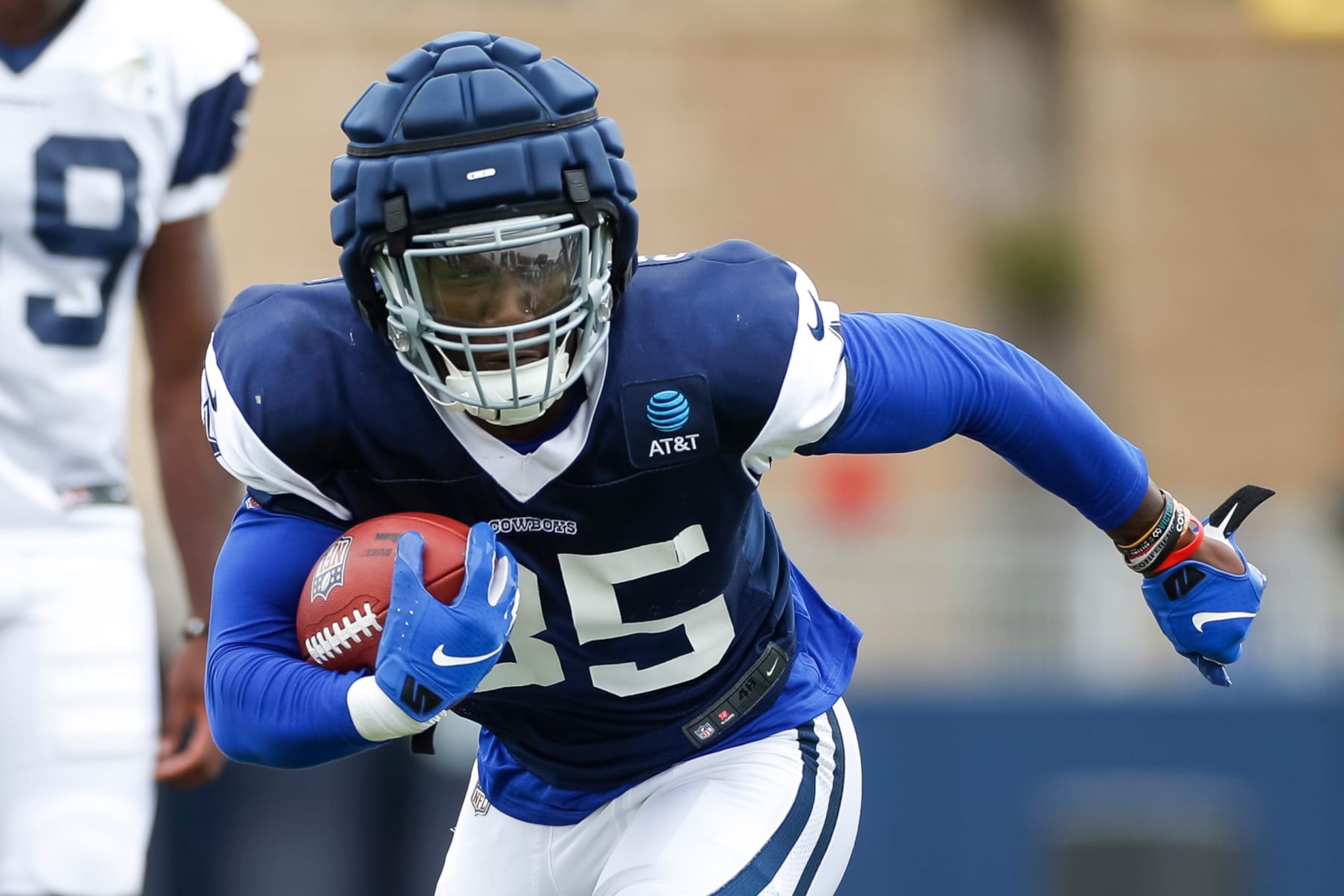 OXNARD, CA - AUGUST 15: Dallas Cowboys linebacker DeMarvion Overshown (35) runs with the ball during the team's training camp at Marriott Residence Inn at River Ridge on August 15, 2023, in Oxnard, CA. (Photo by Brandon Sloter/Icon Sportswire via Getty Images) OXNARD, CA - AUGUST 15: Dallas Cowboys linebacker DeMarvion Overshown (35) runs with the ball during the team's training camp at Marriott Residence Inn at River Ridge on August 15, 2023, in Oxnard, CA. (Photo by Brandon Sloter/Icon Sportswire via Getty Images)